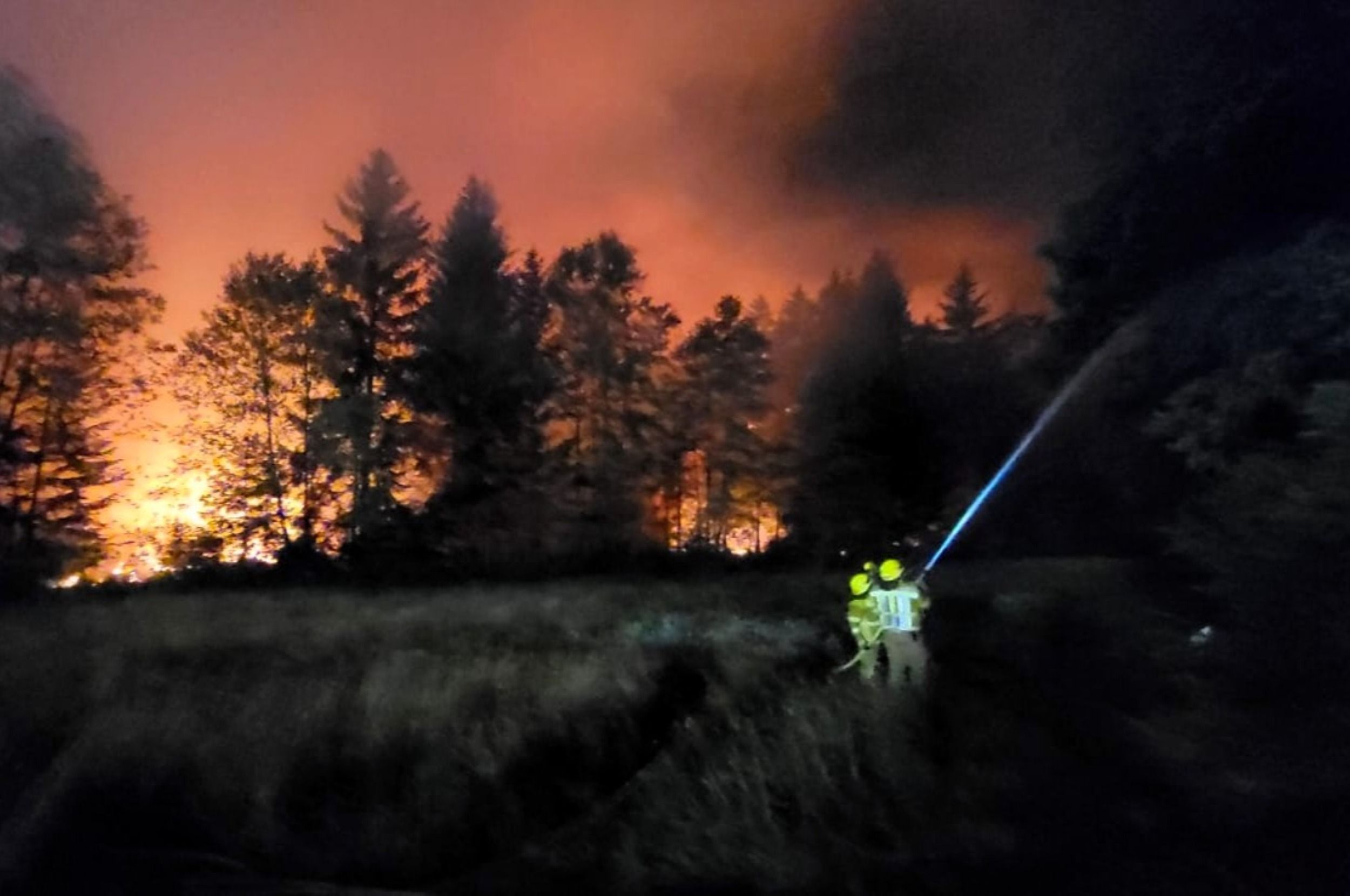 Übersee am Chiemsee - der Feuerwehreinsatz läuft. 200 Florianis stehen im Einsatz.