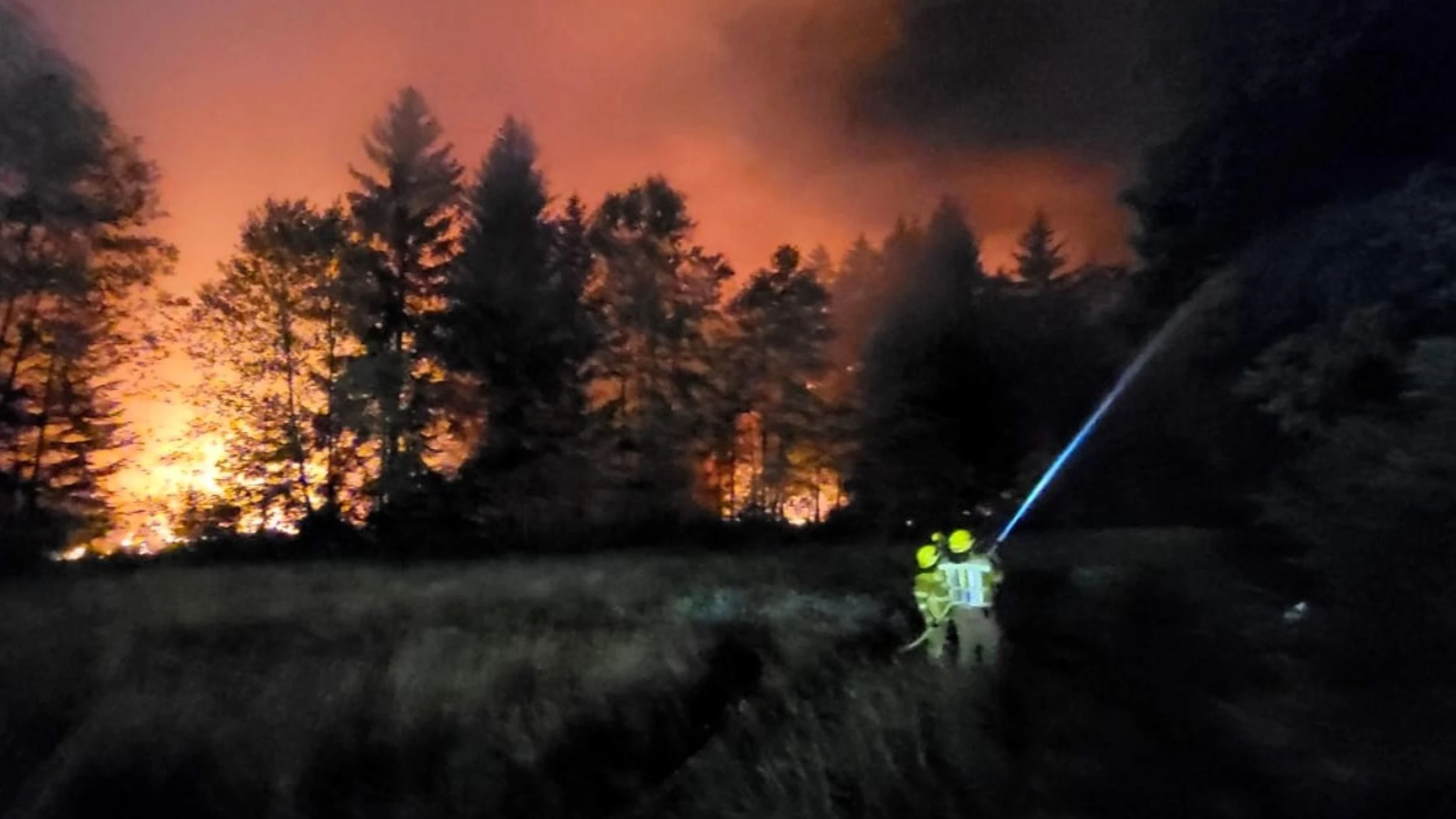 Übersee am Chiemsee - der Feuerwehreinsatz läuft. 200 Florianis stehen im Einsatz.