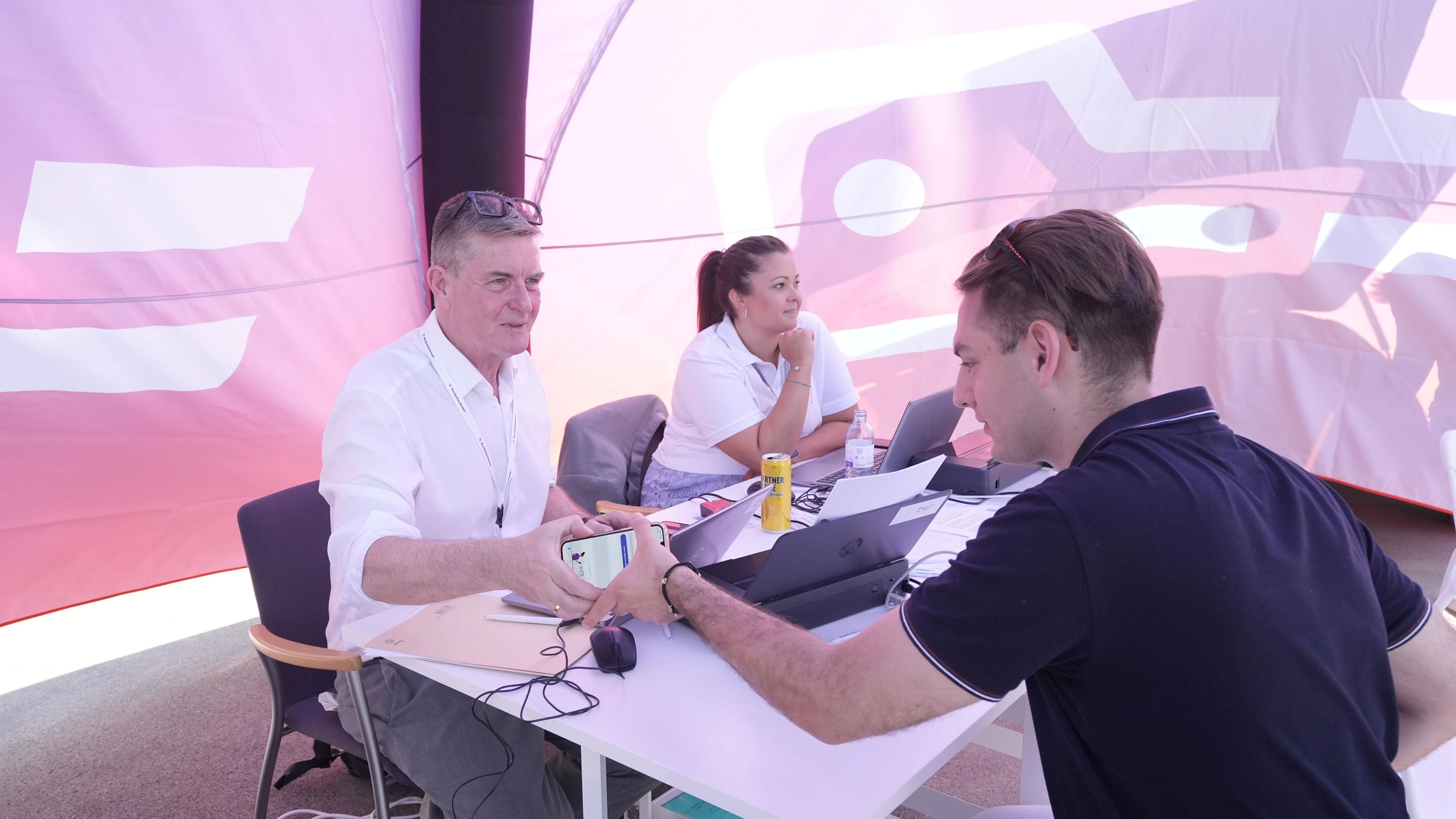 Bei den Stopps der Servicetour kann man sich schnell und unkompliziert seine ID Austria registrieren.