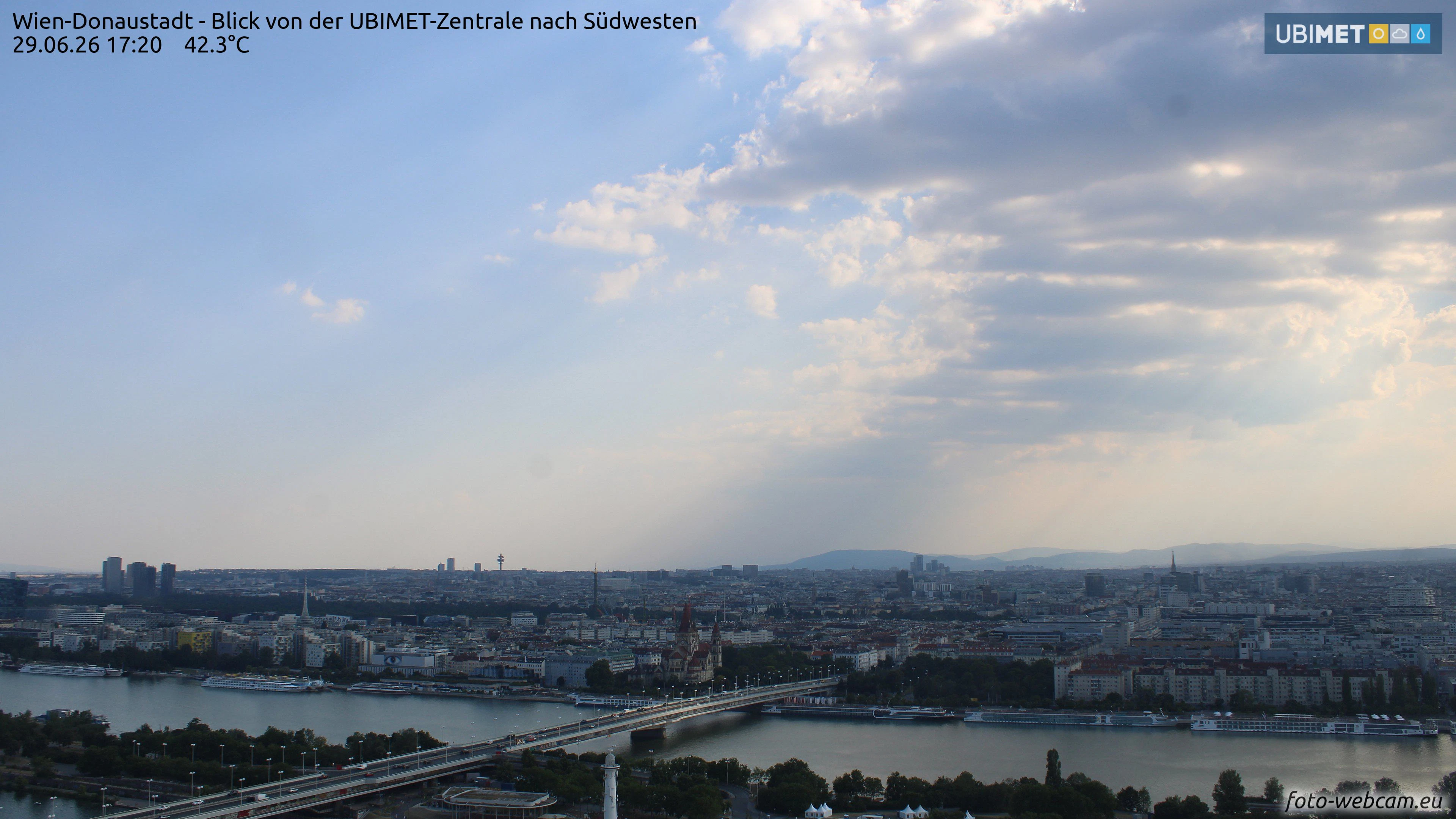 Ein dünnes Wolkenband markiert Montagnachmittag die Ankunft des Westwindes, der etwas Hitze-Linderung verspricht.