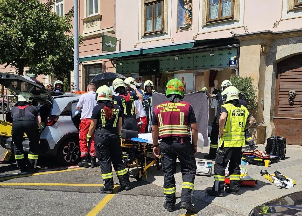 Kurz vor 11 Uhr krachte ein Autofahrer (84) aus dem Bezirk Tulln mit seinem Wagen in ein Shop-Schaufenster am Stadtplatz.
