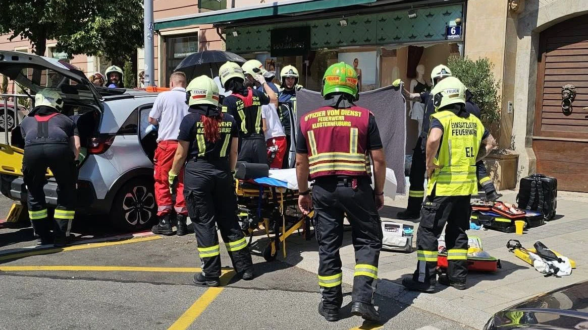 Kurz vor 11 Uhr krachte ein Autofahrer (84) aus dem Bezirk Tulln mit seinem Wagen in ein Shop-Schaufenster am Stadtplatz.