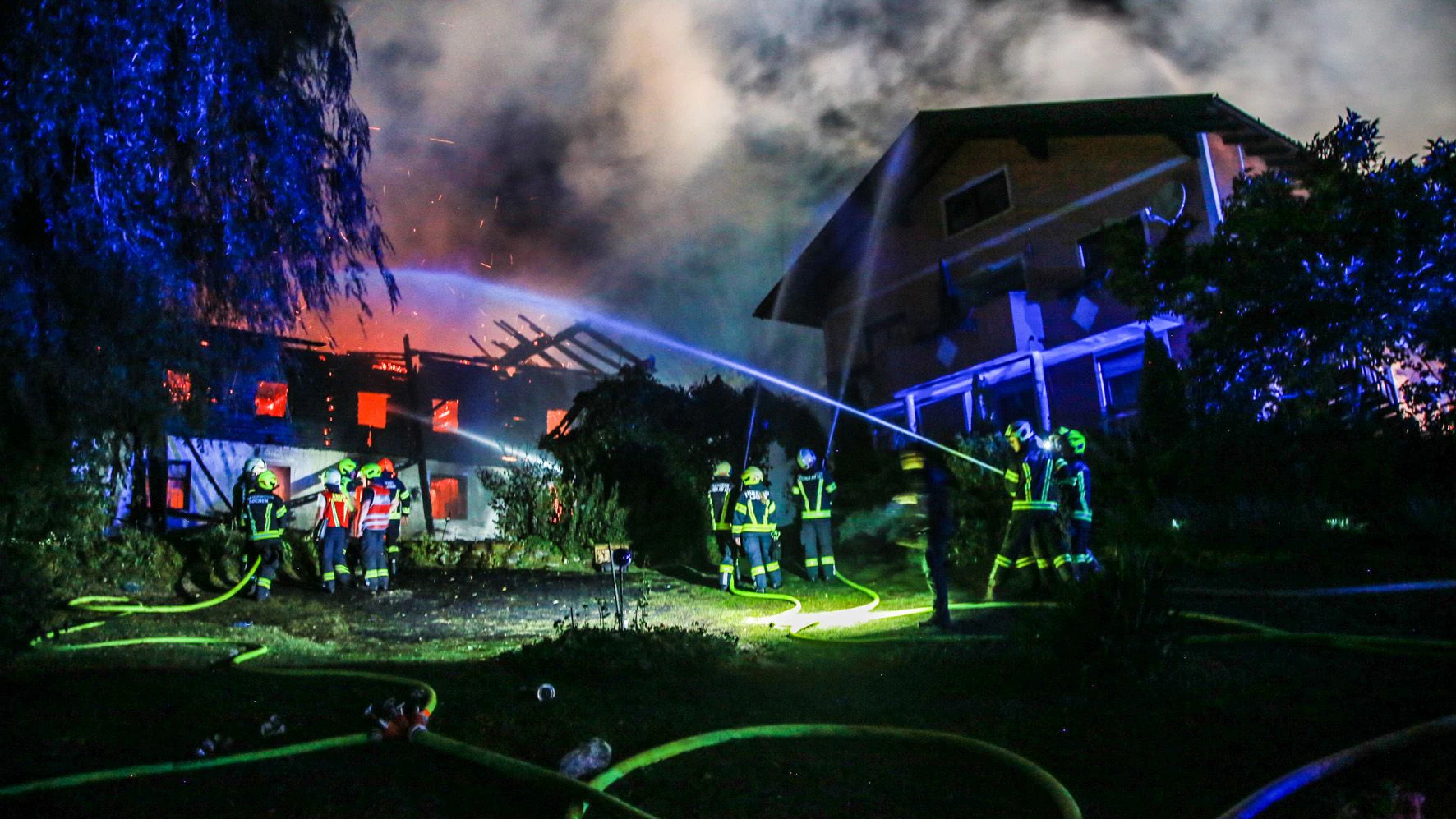 Heute.at - Alarmstufe 3! Gebäude geht in der Nacht in Flammen auf