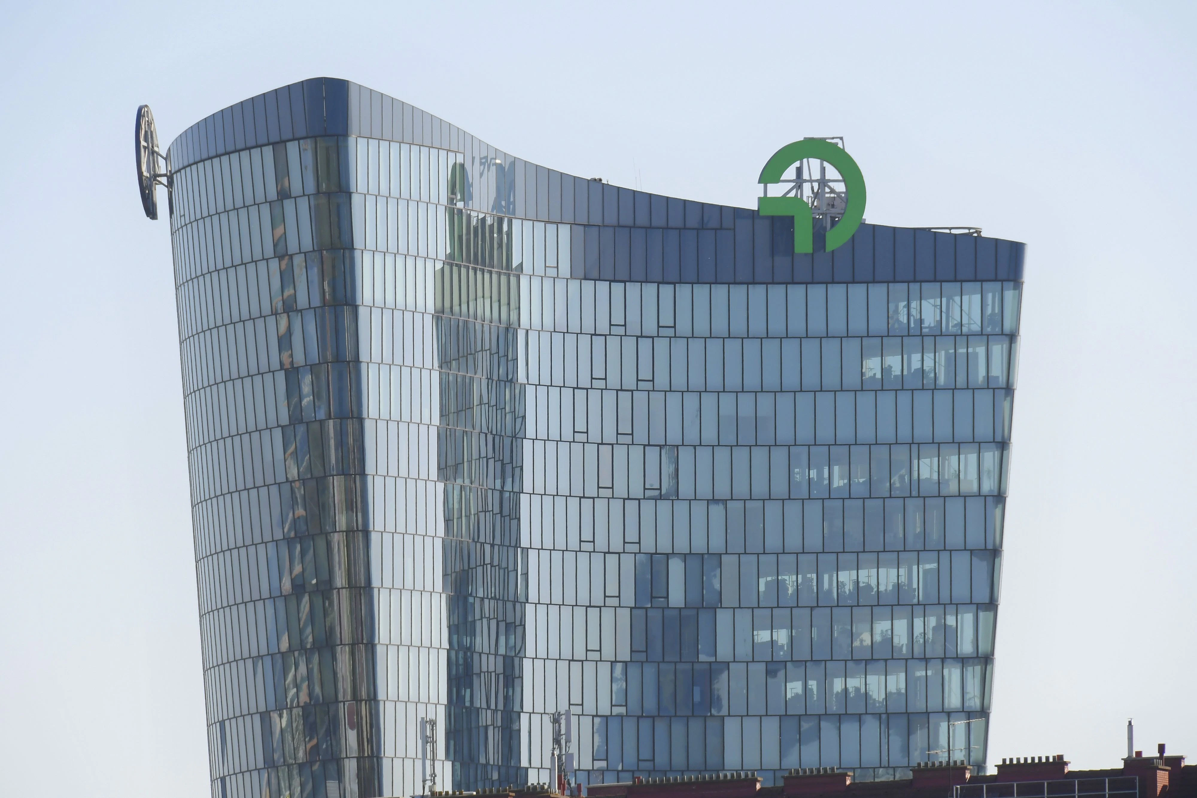 OMV-Zentrale in Wien: Über den Staatsfonds von Abu Dhabi ADNOC ist auch Österreichs Mineralöl-Riese in den Ölhandel involviert