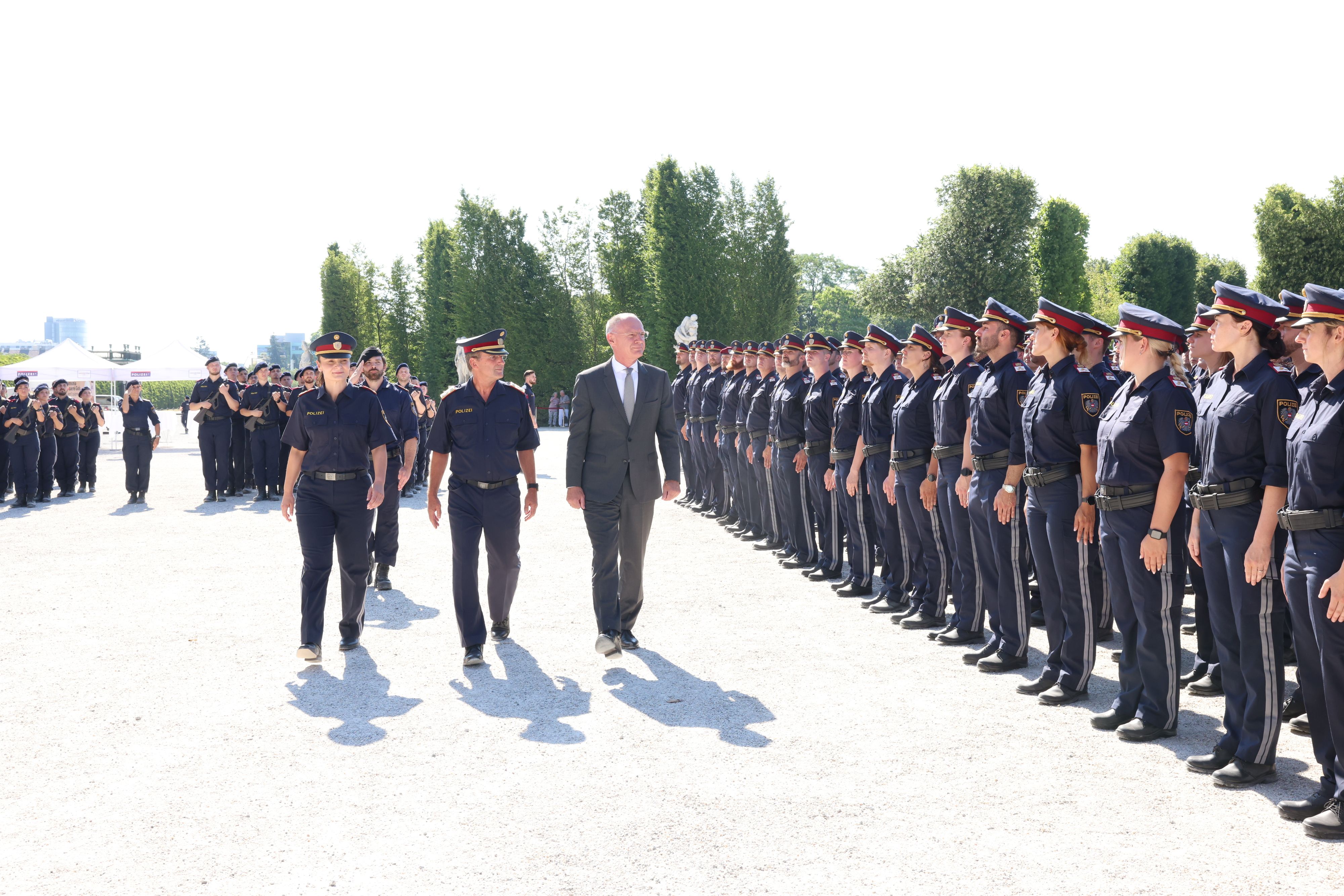 Innenminister Gerhard Karner (ÖVP) und Wiens Landespolizeipräsident Gerhard Pürstl nahmen Montagvormittag die Angelobung im Schloss Schönbrunn vor. Einigen Uniformträgern wurde es in der prallen Sonne zu heiß, sie mussten von der Berufsrettung versorgt werden.
