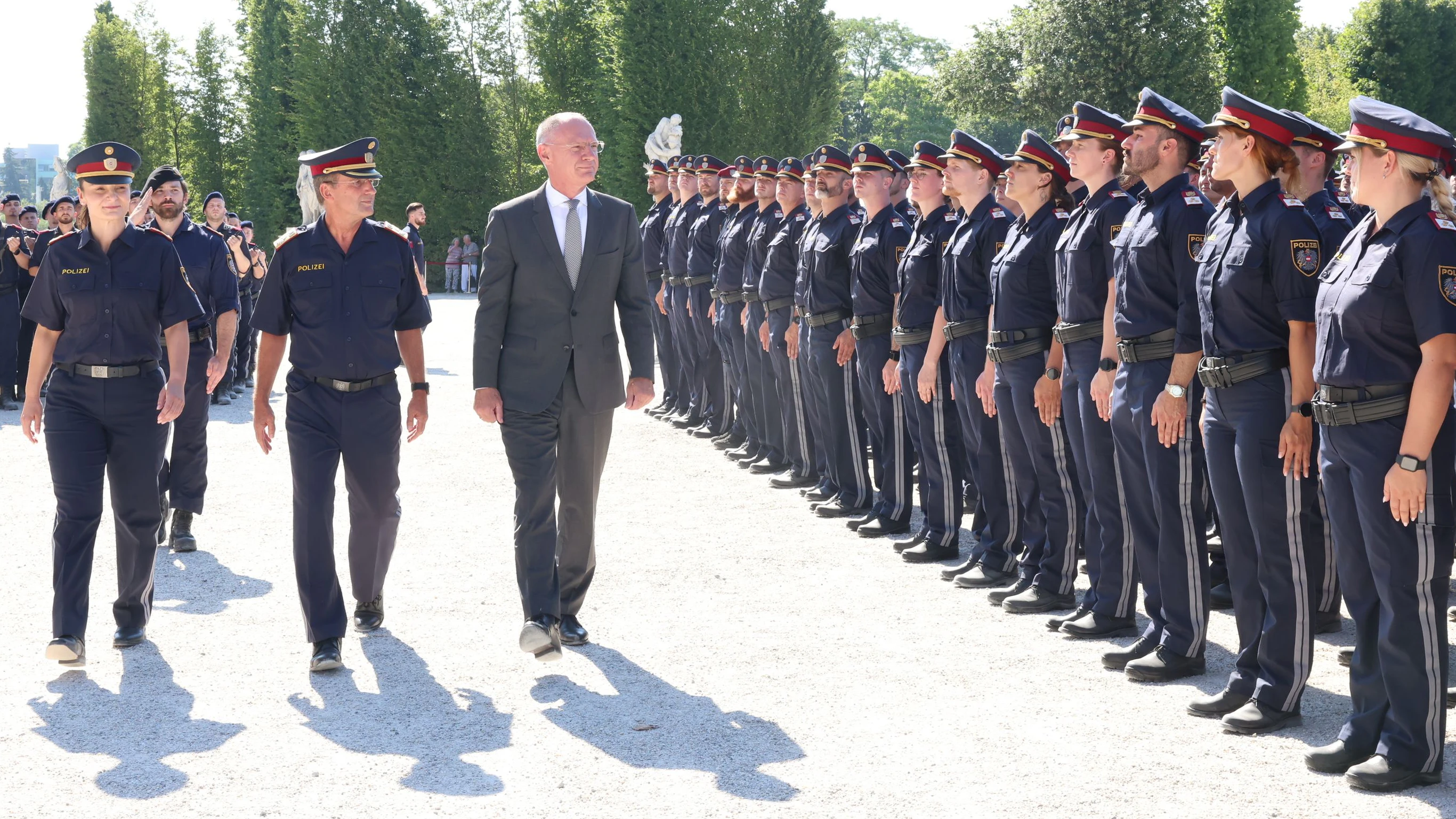 Innenminister Gerhard Karner (ÖVP) und Wiens Landespolizeipräsident Gerhard Pürstl nahmen Montagvormittag die Angelobung im Schloss Schönbrunn vor. Einigen Uniformträgern wurde es in der prallen Sonne zu heiß, sie mussten von der Berufsrettung versorgt werden.