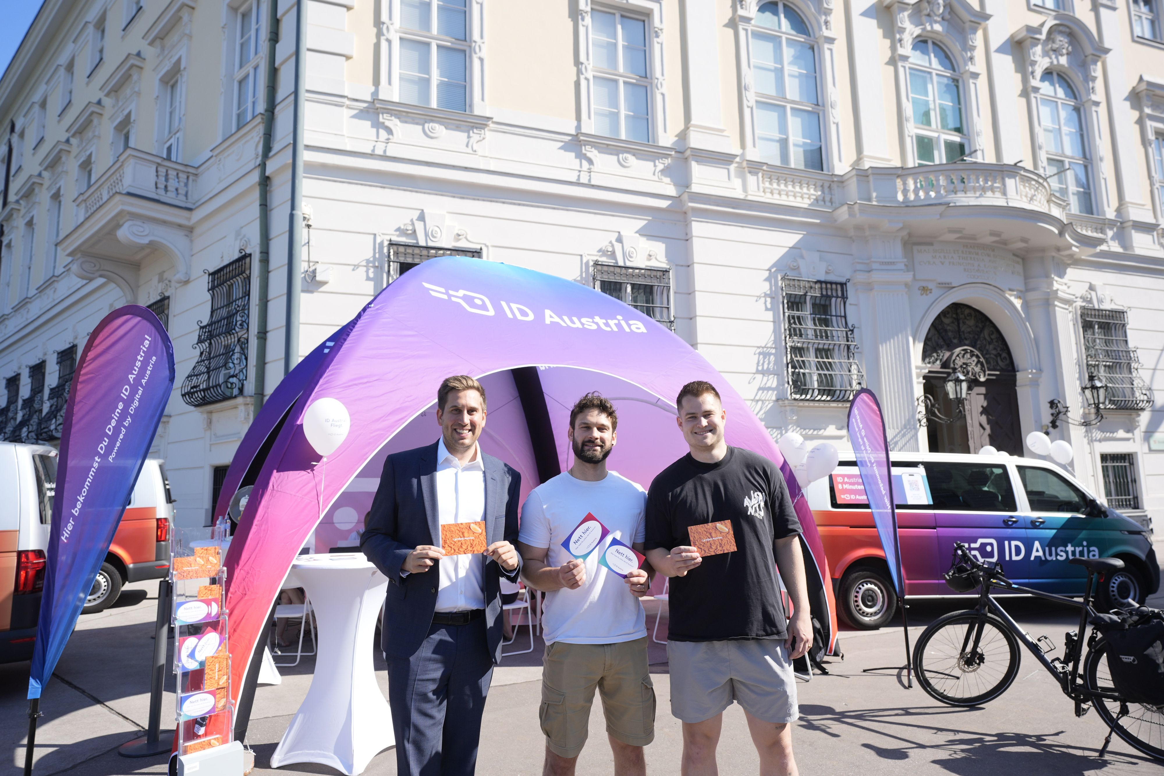 Auftakt zur ID Austria Servicetour 2026 vor dem Kanzleramt: VP-Staatssekretär Pröll mit dem Influencer-Duo Dennis & Luca.