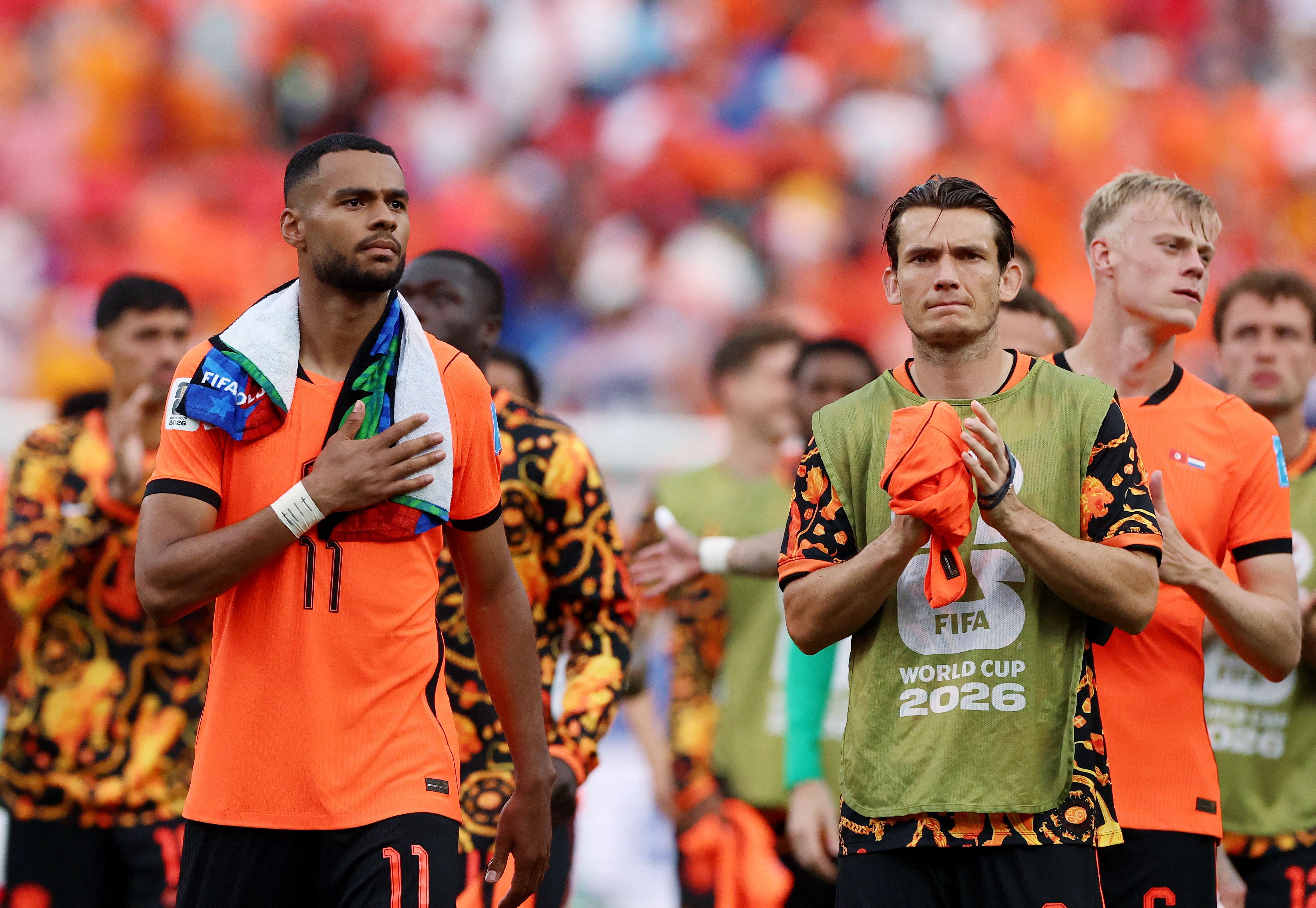 Cody Gakpo (l.) und seine Holland-Kollegen.