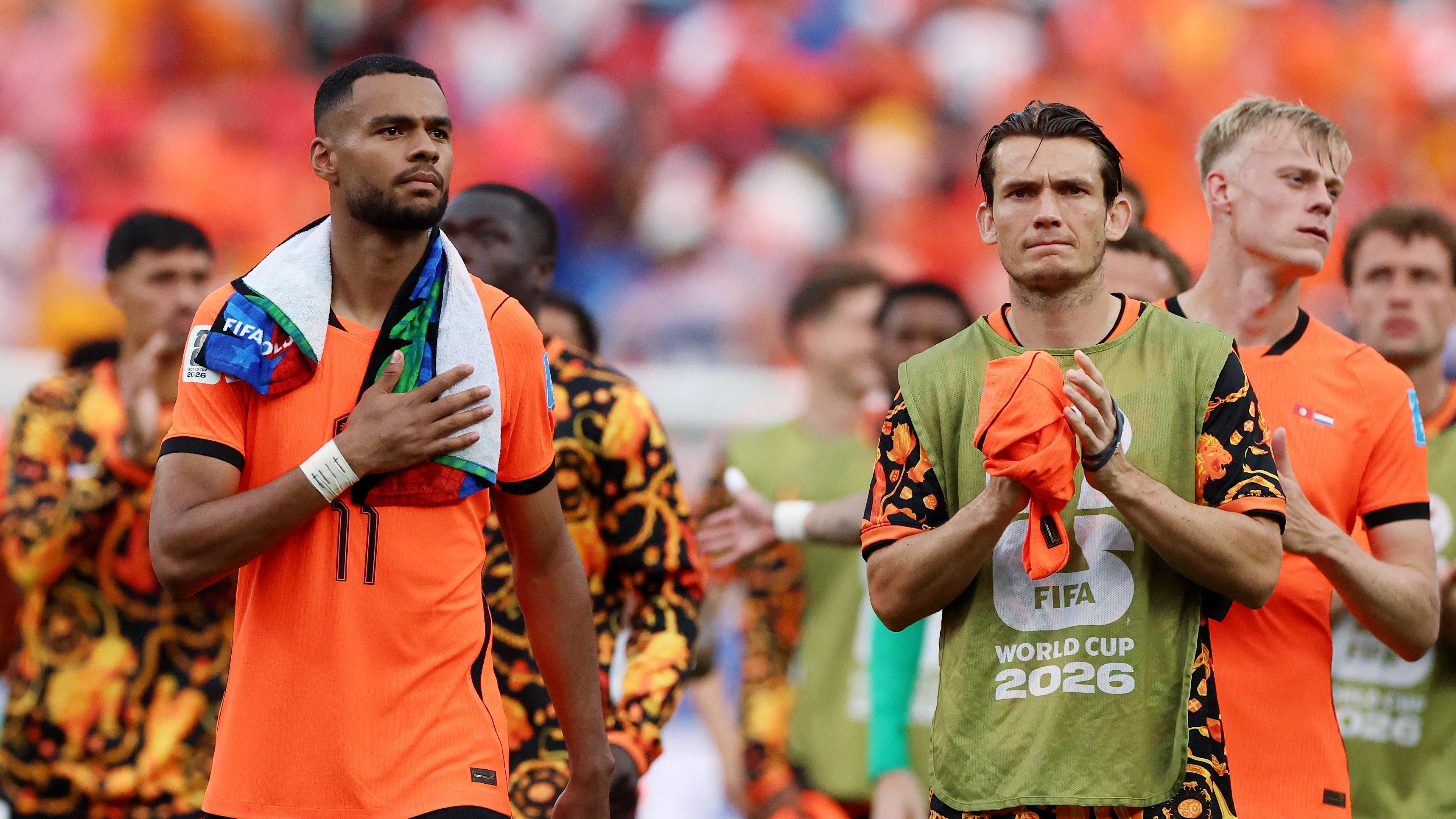 Cody Gakpo (l.) und seine Holland-Kollegen.