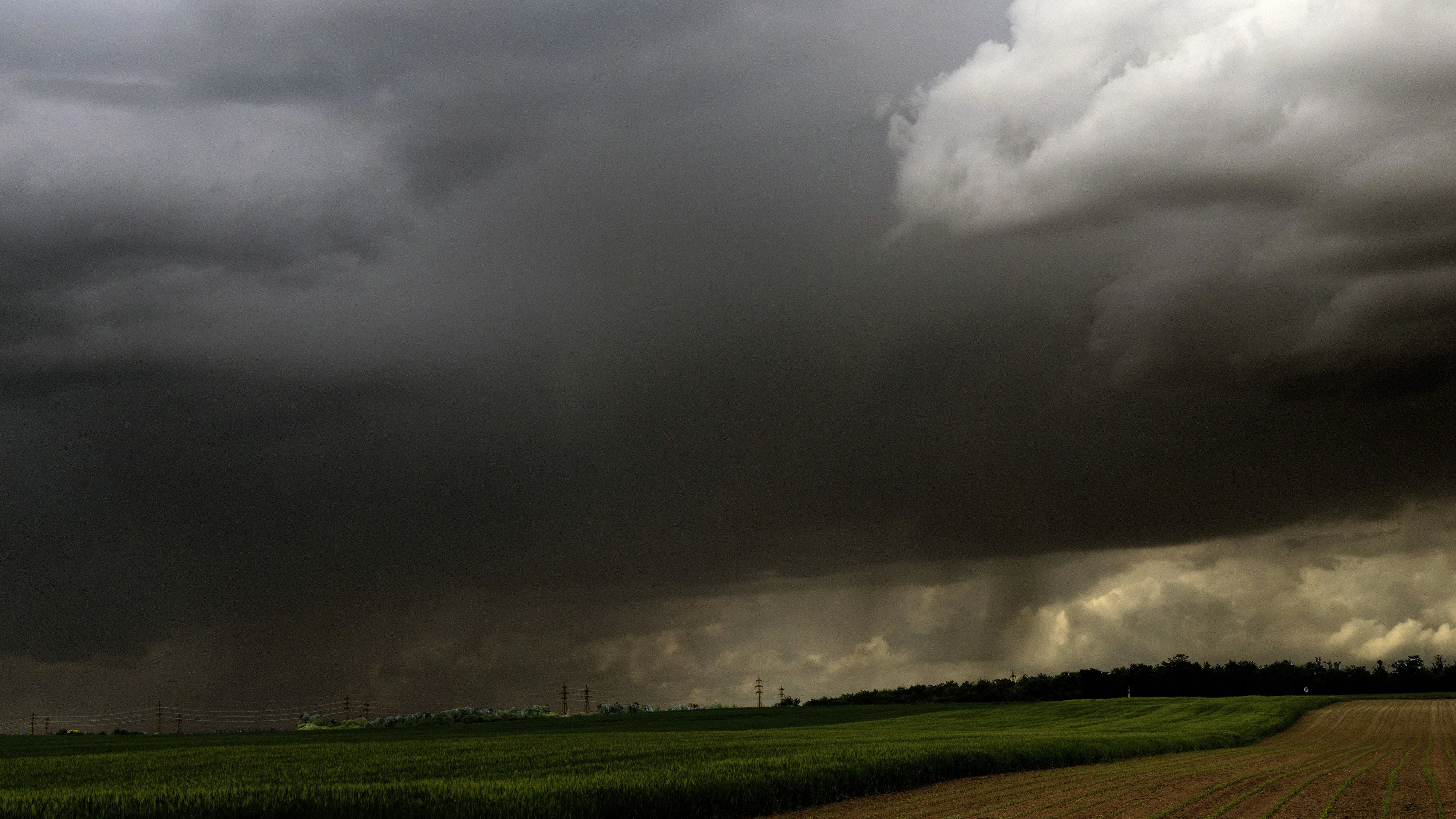Ein schweres Gewitter nimmt Kurs auf Österreich.