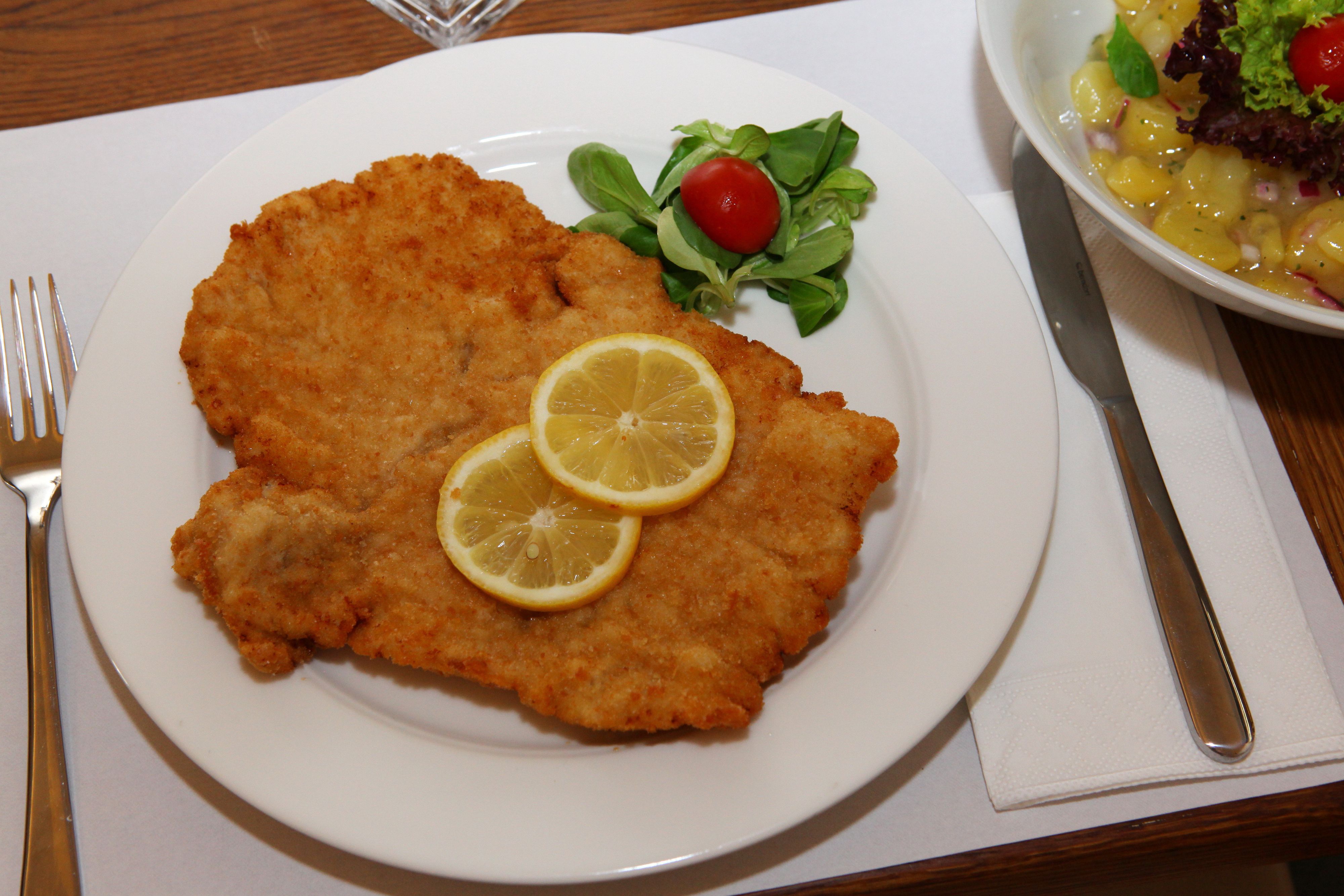 Das echte Wiener Schnitzel wird mit Zitrone serviert.