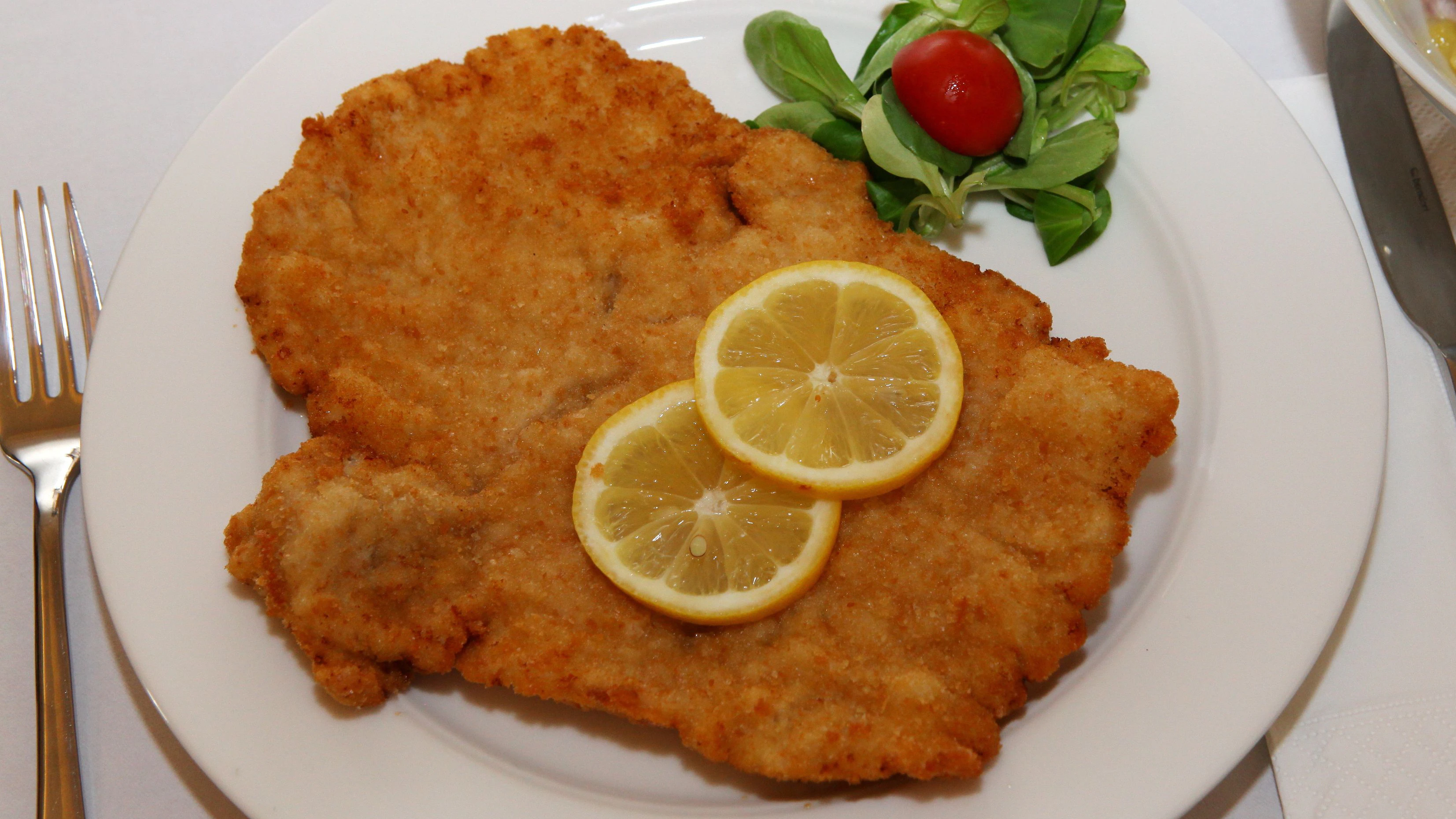 - DAS STADTHAUS (SUJET), innen, Einrichtung, Tisch, Gedeck, Restaurant des Christian FÜHRICH, GF / Geschäftsführer Gastronomiebetriebsgesellschaft. m.b.H. (http://www.dasstadthaus.at), Innenstadt, Wiener Schnitzel vom Schwein, Beilage