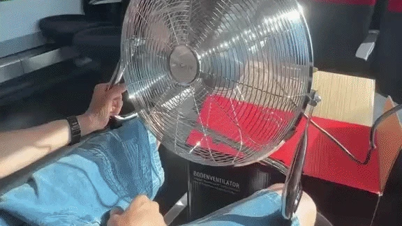 Wiener kauft Ventilator, muss ihn im Zug einsetzen