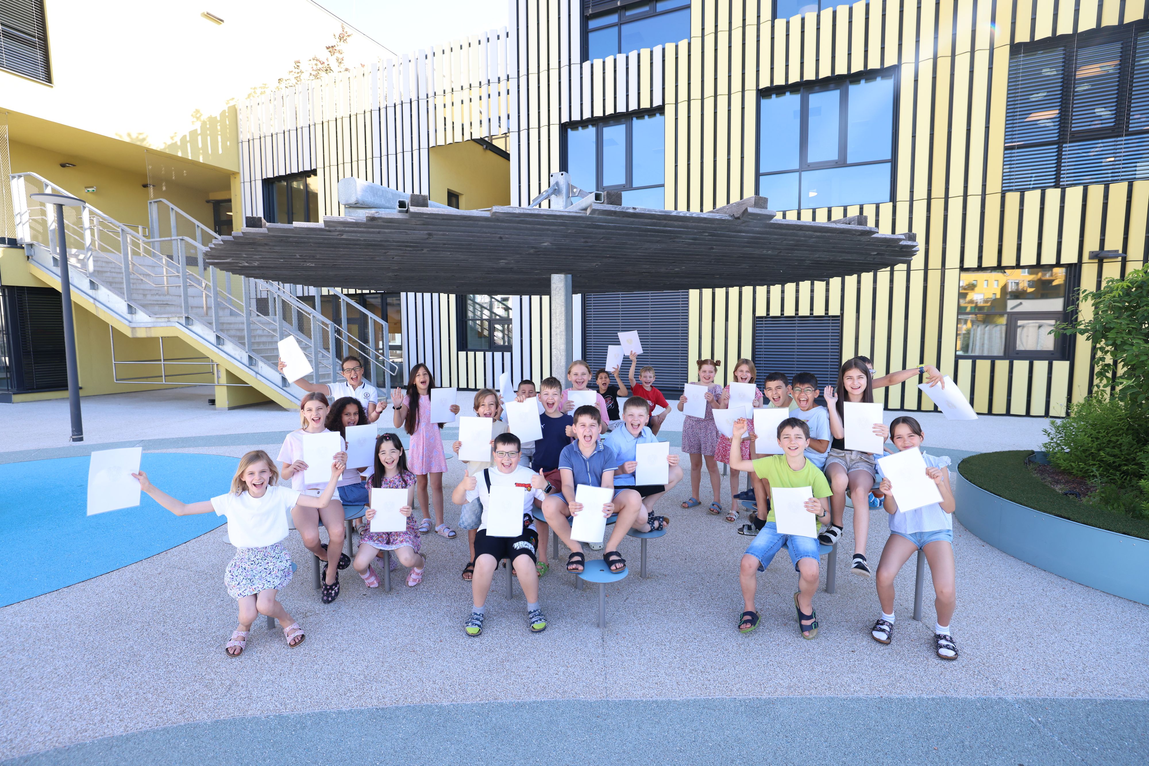 Die Schüler und Schülerinnen der 3b am Bildungscampus Christine Nöstlinger freuen sich auf die Sommerferien.