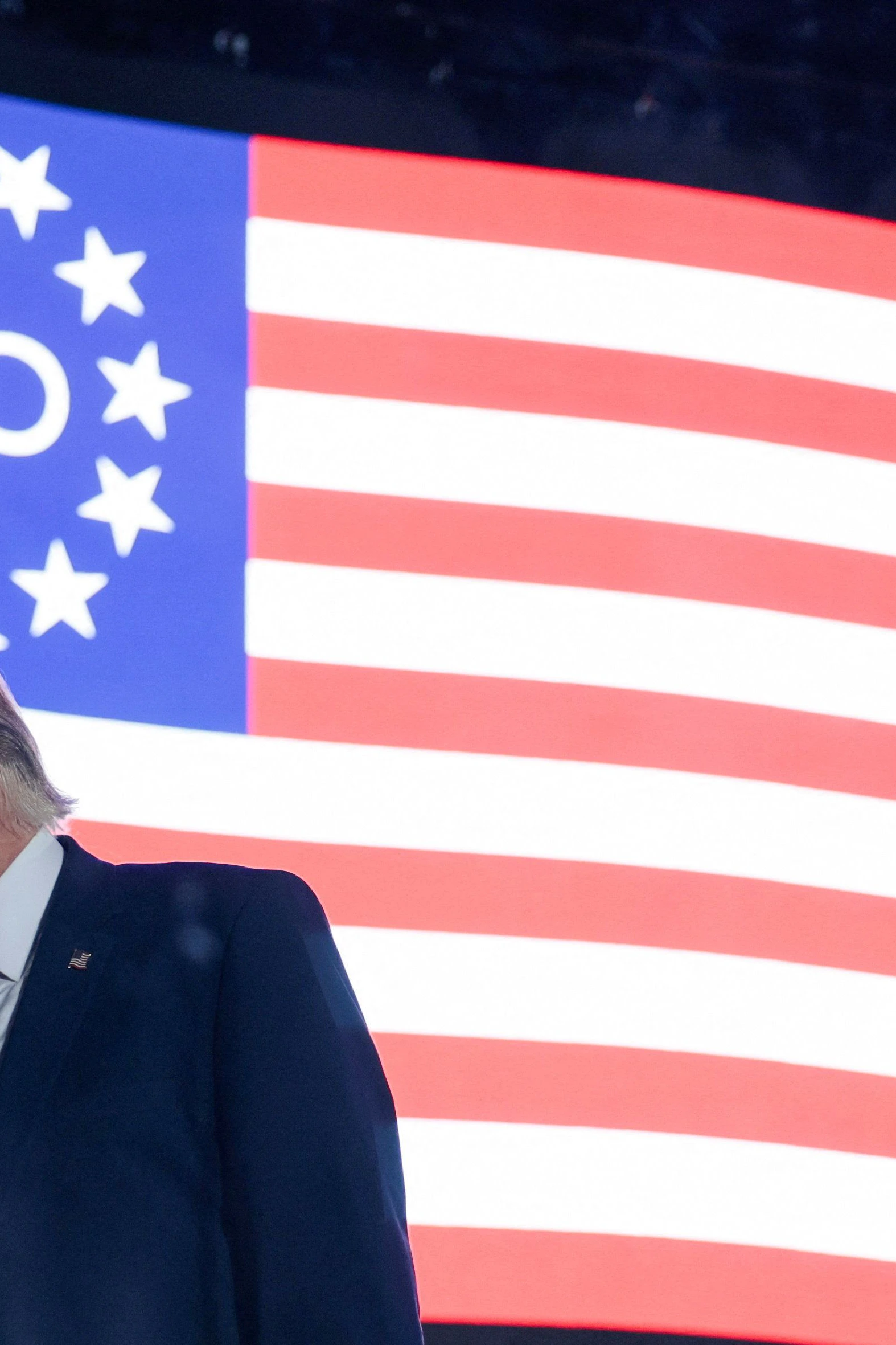 Kein Präsident der letzten 100 Jahre krempelte die USA nachhaltiger um: Donald Trump vor einer Fest-Flagge zum 250-jährigen Jubiläum der Vereinigten Staaten