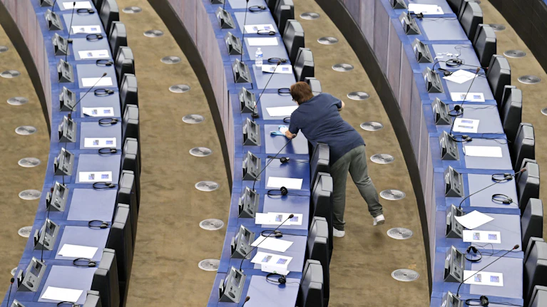 Einfache Gesetzesänderungen dauern Jahre, größere Vorhaben Jahrzehnte – wenn sie nicht überhaupt in der Versenkung verschwinden. Die EU droht, Opfer ihrer eigenen bürokratischen Gemächlichkeit zu werden. Und so ihre Schlagkraft zu verspielen. Eine Analyse.