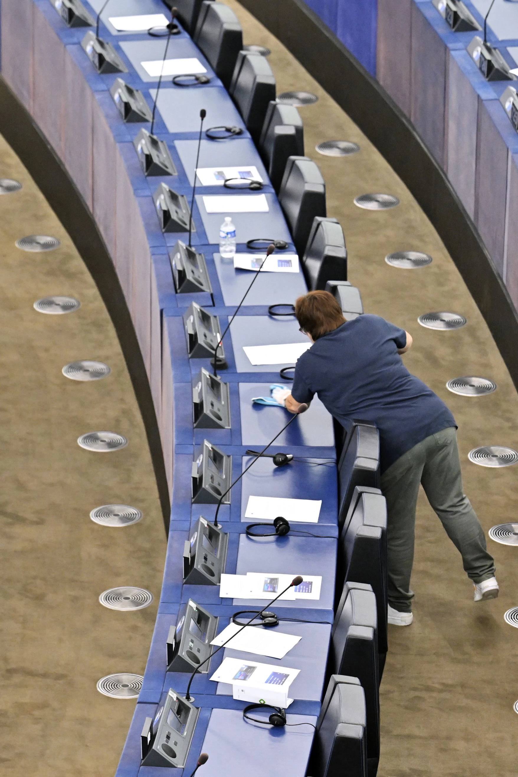 Erst einmal schön sauber machen, der Rest findet sich: Eine Reinigungskraft im EU-Parlament in Straßburg