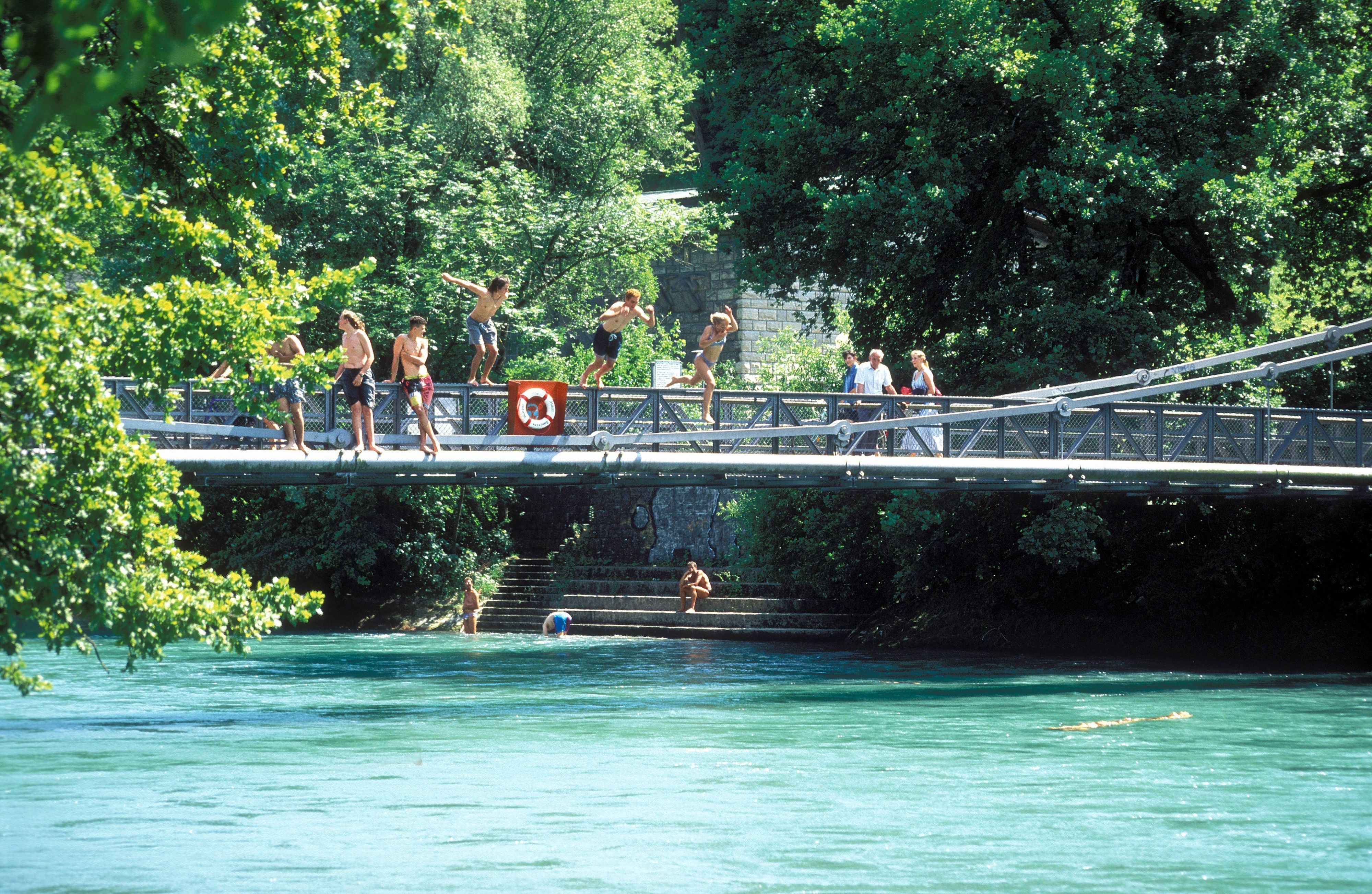 Badende auf der Aarebrücke im Marzilibad in Bern. Im FKK-Bereich des Freibads kam es Sonntagabend zu Tumulten.