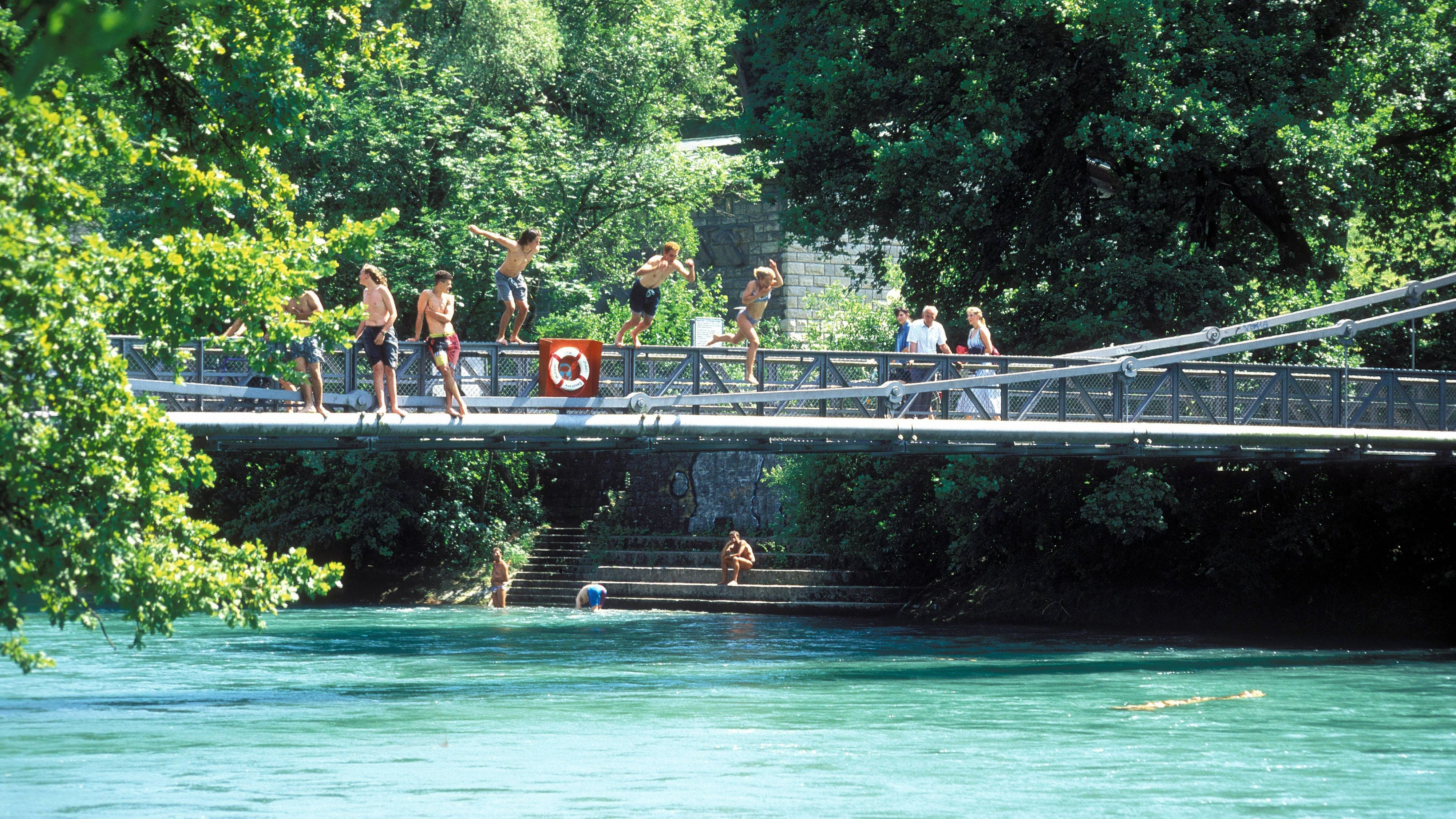 Bildnummer: 51043293  Datum: 01.07.1998  Copyright: imago/Travel-Stock-Image Badende auf der Aarebrücke im Marzilibad in Bern, Landschaft , Personen; 1998, Bern, Ausflugsziel; , quer, Kbdia, Sommer, Jahreszeit, Totale, Schweiz,  , Reisen, Europa/ Brücken, baden; Aufnahmedatum geschätzt