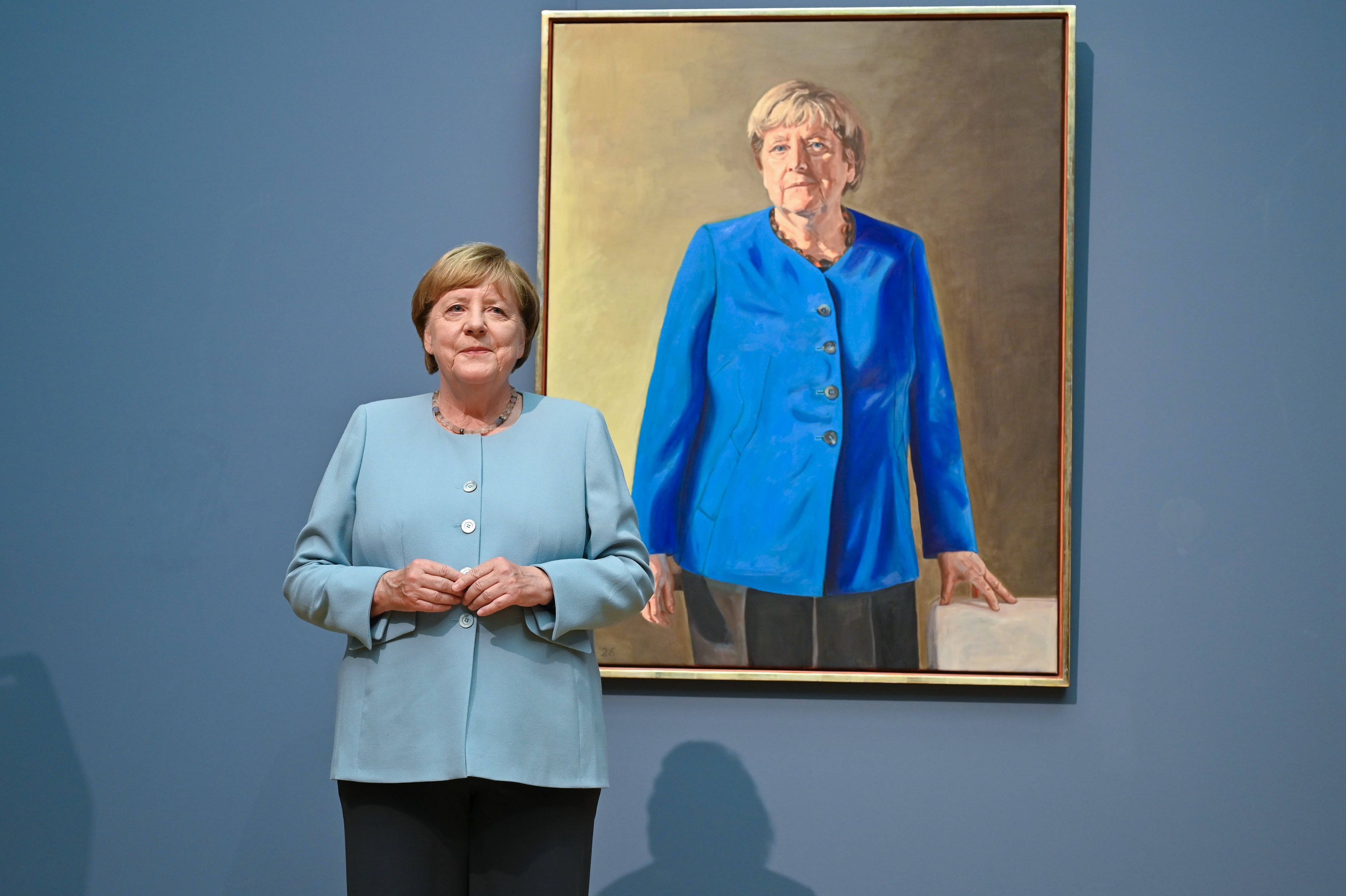 Im Berliner Bode-Museum ist am Dienstag das Porträt der frueheren Bundeskanzlerin Angela Merkel enthüllt worden.
