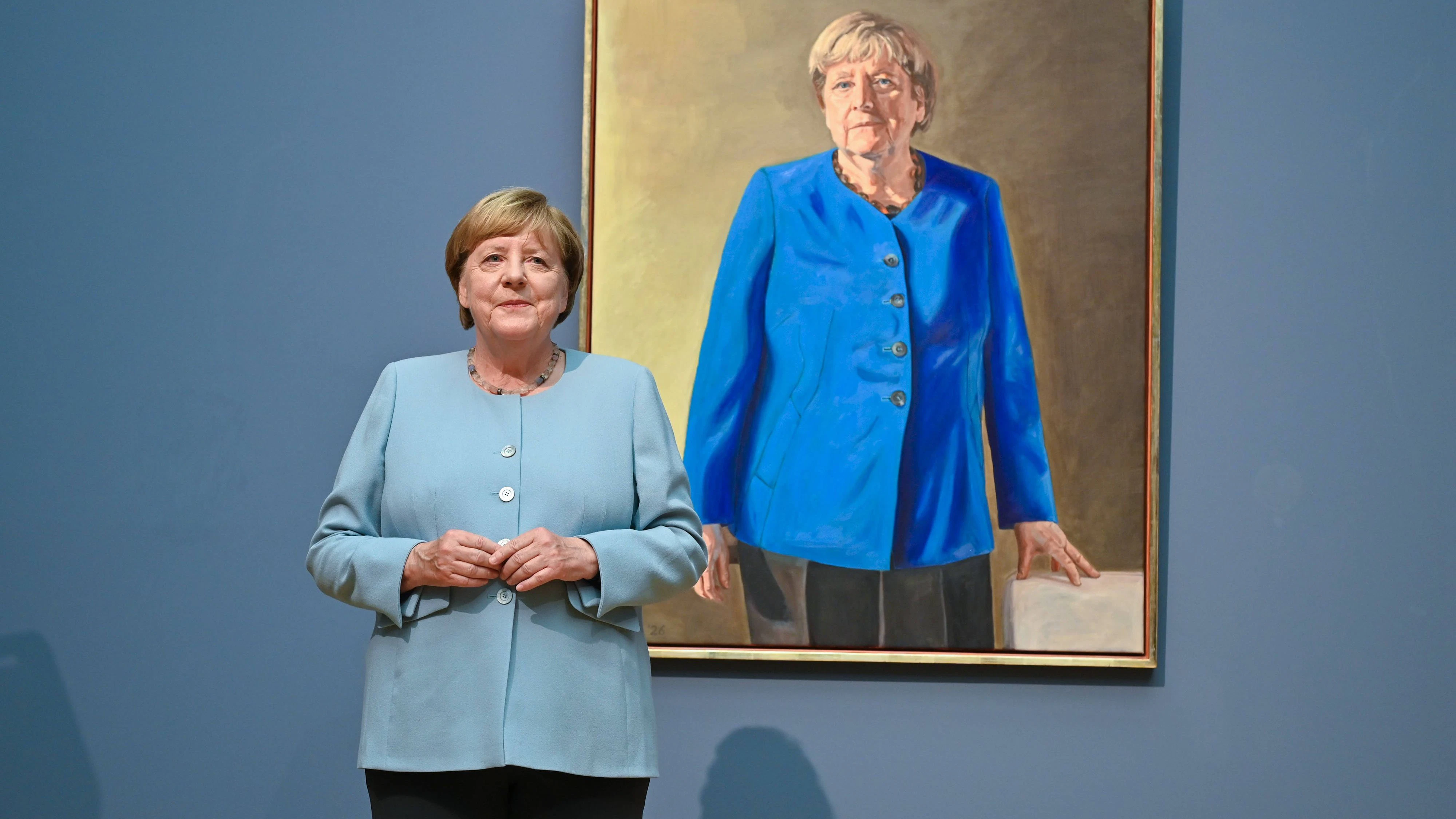Im Berliner Bode-Museum ist am Dienstag 30.06.2026 das Portraet der frueheren Bundeskanzlerin Angela Merkel CDU, Foto enthuellt worden. Gemalt wurde es von dem deutsch-franzoesischen Maler Jeremie Queyras, der Merkel stehend und in einem blauen Blazer portraetiert hat. Das Werk ist 110 mal 140 Zentimeter gross und bis zum 4. Oktober im Bode-Museum zu sehen. Danach soll das Portraet im ersten Stock des Bundeskanzleramtes neben den anderen bisherigen Kanzlern ausgestellt werden. Merkel war von 2005 bis 2021 Bundeskanzlerin. Siehe epd-Meldung vom 30.06.2026 EDITORIAL USE ONLY *** On Tuesday, June 30, 2026, a portrait of former German Chancellor Angela Merkel CDU was unveiled at the Bode Museum in Berlin. It was painted by the German-Fr Copyright: epd-bild/ChristianxDitsch epd-Merkel_Portraet5-kopieren