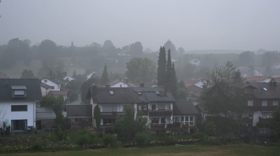 Heute.at - Wasser- und Schlamm-Massen schießen über die Straße
