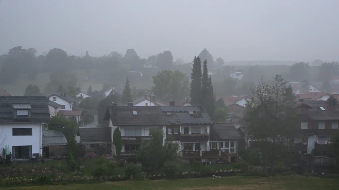 Heute.at - Wasser- und Schlamm-Massen schießen über die Straße