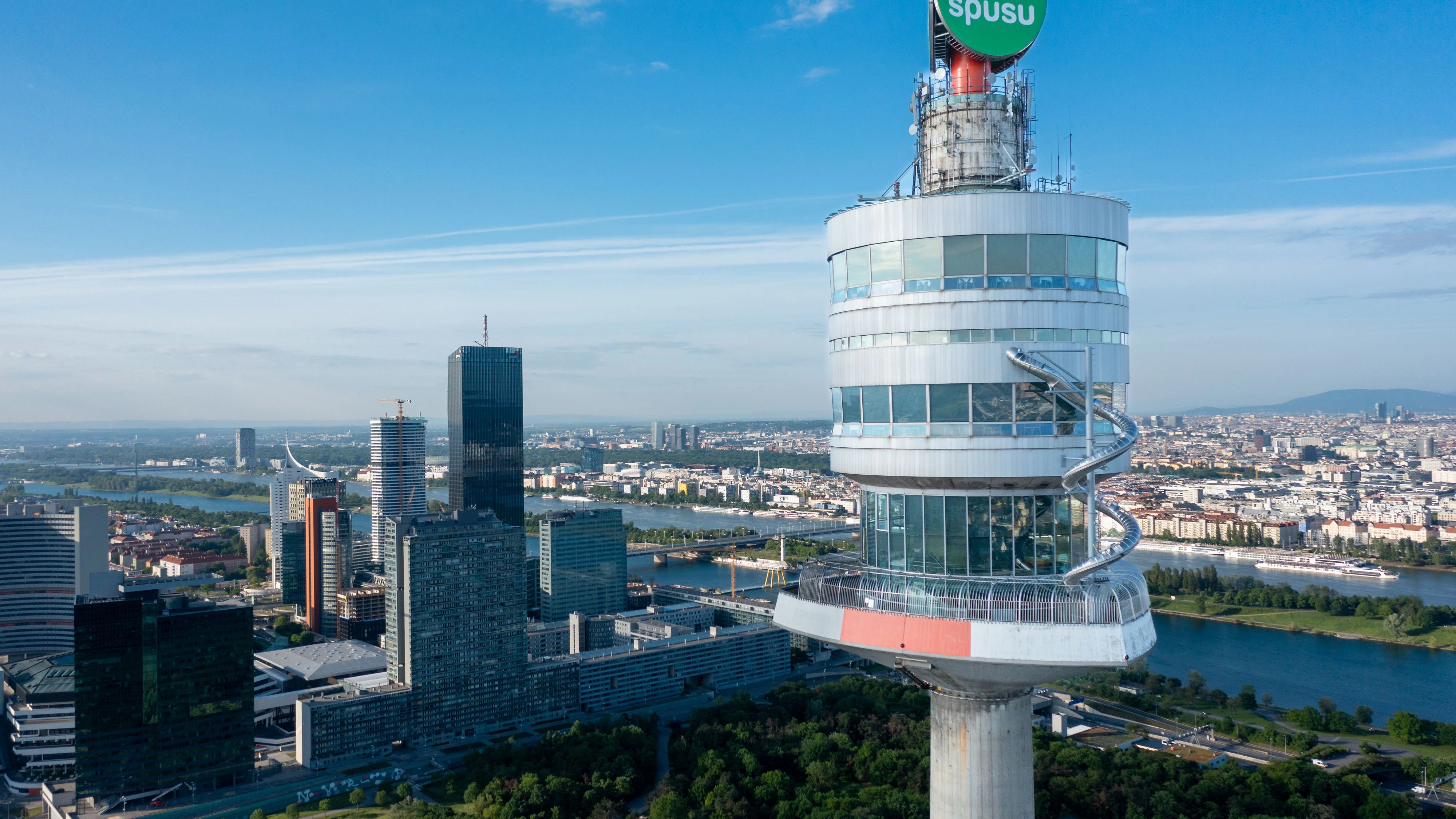 Für Schüler mit einem aktuellen Zeugnis geht es gratis auf den Donauturm. 