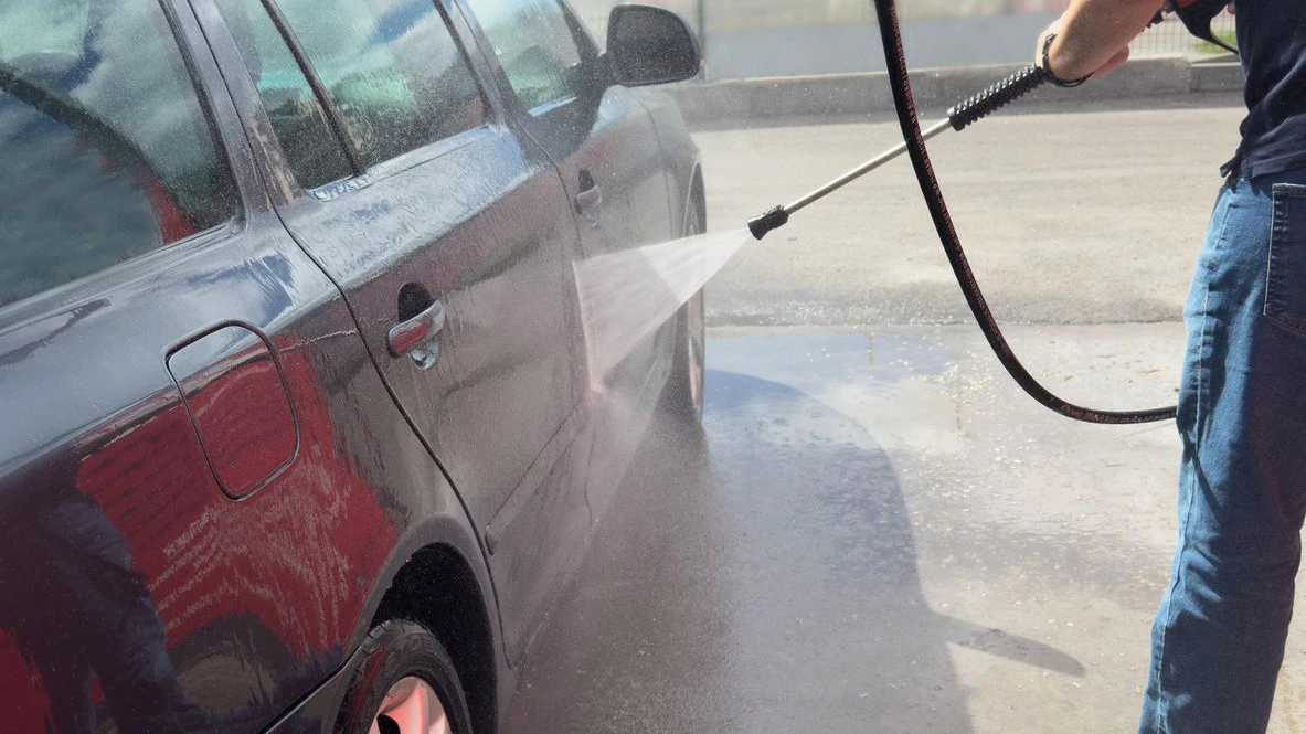 Wassermangel droht! Derzeit besser nicht Autowaschen.
