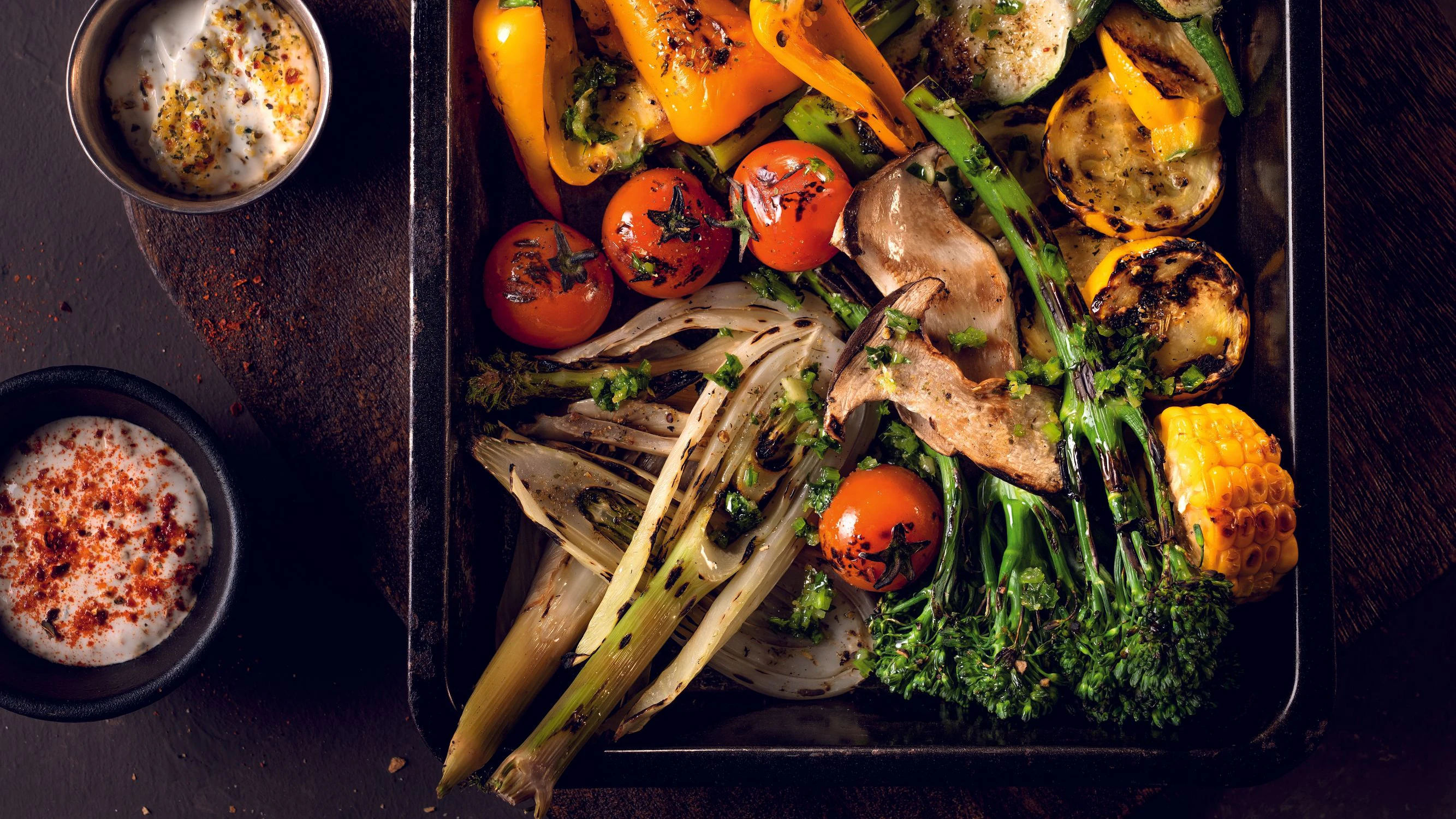 Rauchiges Grillgemüse mit Gremolata  ZUTATEN FÜR 4 PERSONEN Rauchiges Grillgemüse  1 Brokkoli, 8 grüner Spargel, 1 Aubergine, 1 Zucchini, 1 Fenchel, 4 Snack Paprika, 200 g Austernpilze, 2 Maiskolben, 12 Kirschtomaten WIBERG Produkt: 2 EL Classic BBQ amerikanisch inspiriert  Gremolata 1 Bund Petersilie, 2 Minze-Zweige, 1 unbehandelte Zitrone, 1 unbehandelte Orange, 3 Knoblauchzehen, 8 EL Oliven-Öl WIBERG Produkt: BIO Ursalz Kräuter kräftig, grün inspiriert  Würzige Dips  500 g Sauerrahm/saure Sahne, 250 g Topfen/Quark WIBERG Produkt: Fruity BBQ brasilianisch inspiriert, Harissa arabisch inspiriert  ZUBEREITUNG Rauchiges Grillgemüse  Gemüse waschen. Brokkoli in Stücke schneiden. Spargelstrunk entfernen. Brokkoli sowie Spargel kurz in heißem Salz Wasser kochen und umgehend mit kaltem Wasser abkühlen. Übriges Gemüse in gefällige Stücke schneiden und Grillen. Mit Classic BBQ würzen und für 10 Minuten abgedeckt ziehen lassen.    Gremolata Kräuter waschen und hacken. Die Schale der Zitrone sowie Orange reiben. Knoblauch schälen und hacken. Die Kräuter mit den Schalen der Zitrusfrüchte, dem Knoblauch, Oliven-Öl vermengen und BIO Ursalz Kräuter würzen. Über dem gegrillten Gemüse verteilen.   Würzige Dips  Sauerrahm/saure Sahne und Topfen/Quark verrühren, teilen und mit Fruity BBQ bzw. Harissa abschmecken  TIPP: Übrig gebliebenes Gemüse mit Zitronensaft säuern und am nächsten Tag als erfrischender Gemüsesalat verzehren.