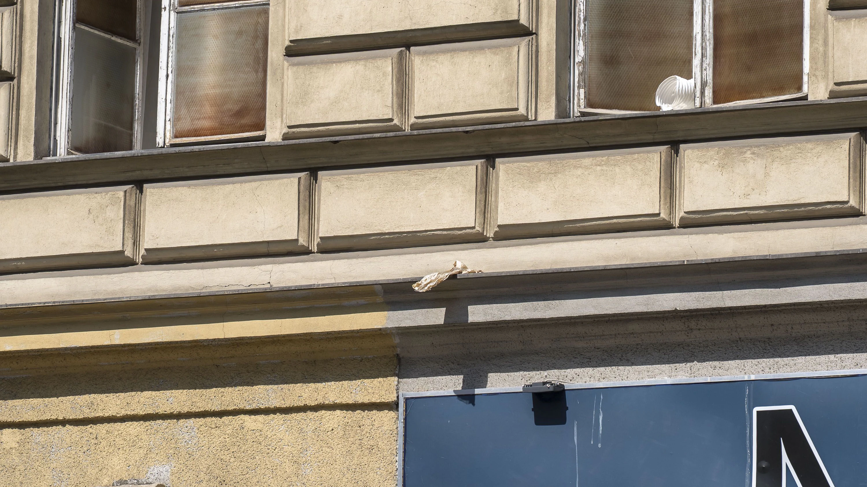 Sackerl mit Gackerl landete auf dem schmalen Fenstersims. 