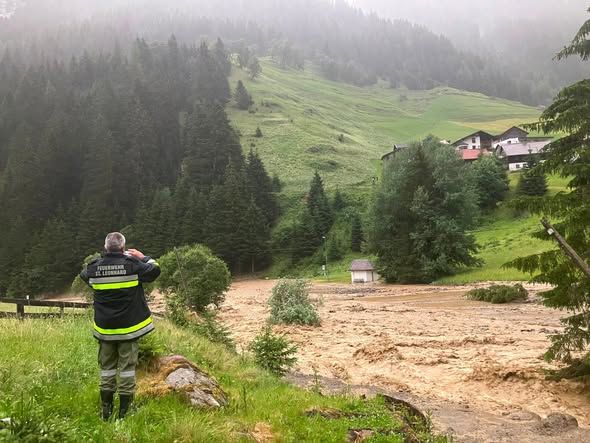 Die Feuerwehr musste zwei Wohngebäude evakuieren.
