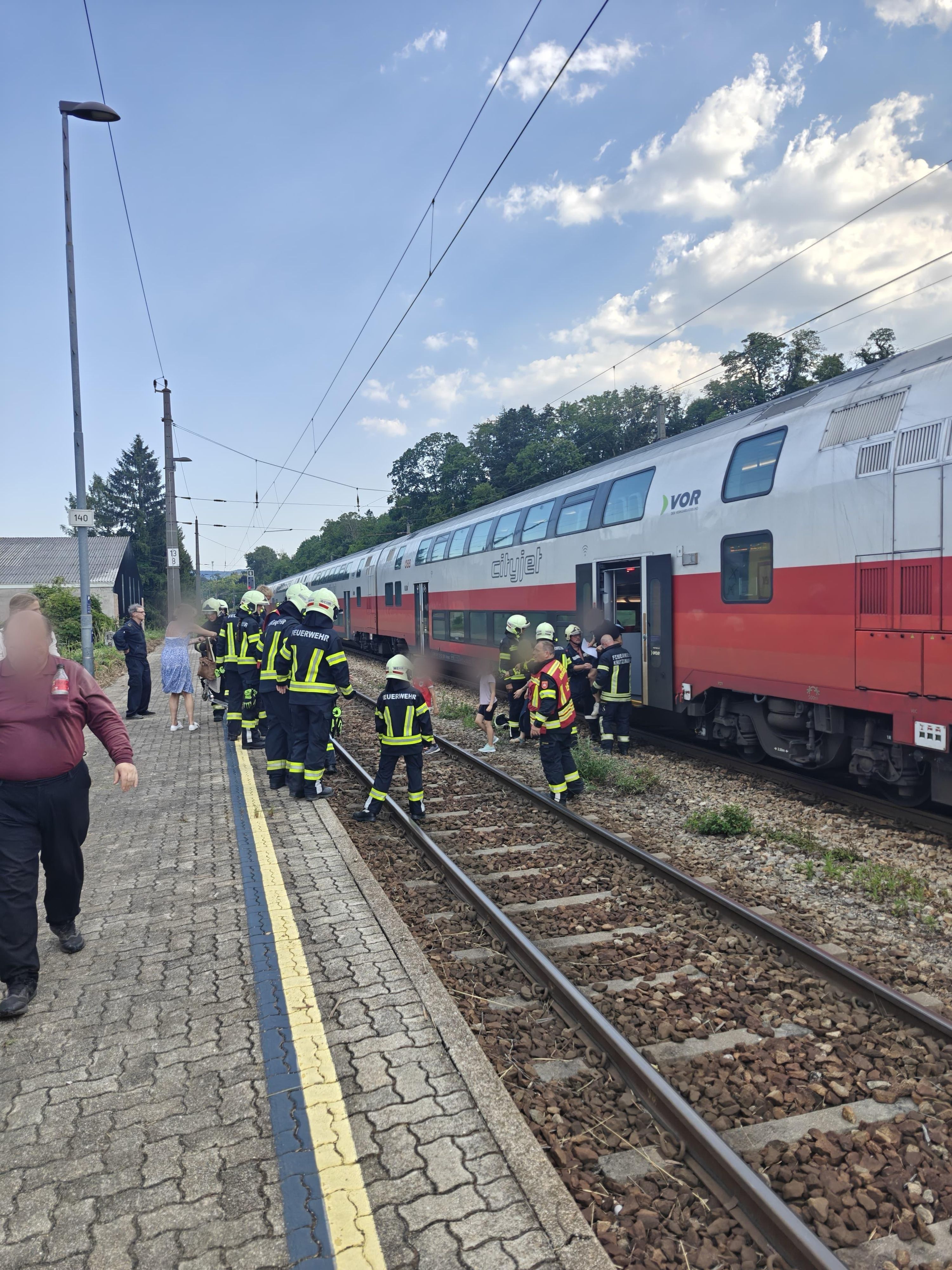 Gluthitze! 158 Passagiere aus defektem Zug evakuiert
