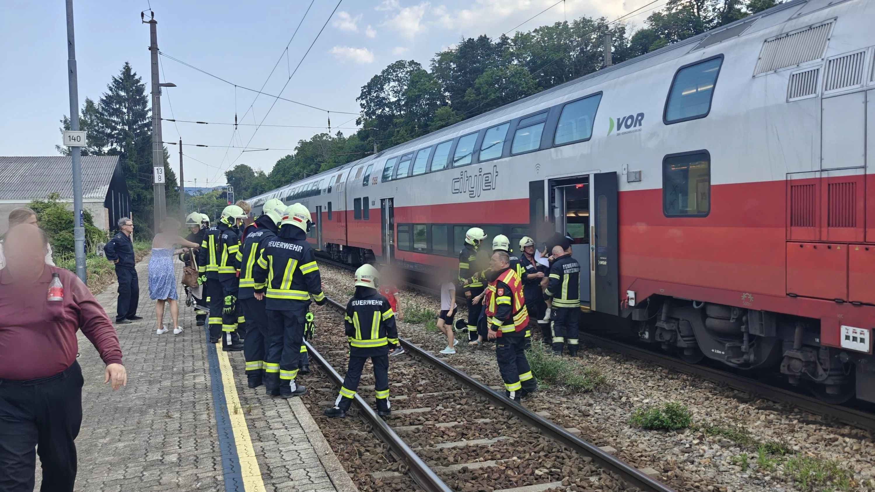 Gluthitze! 158 Passagiere aus defektem Zug evakuiert