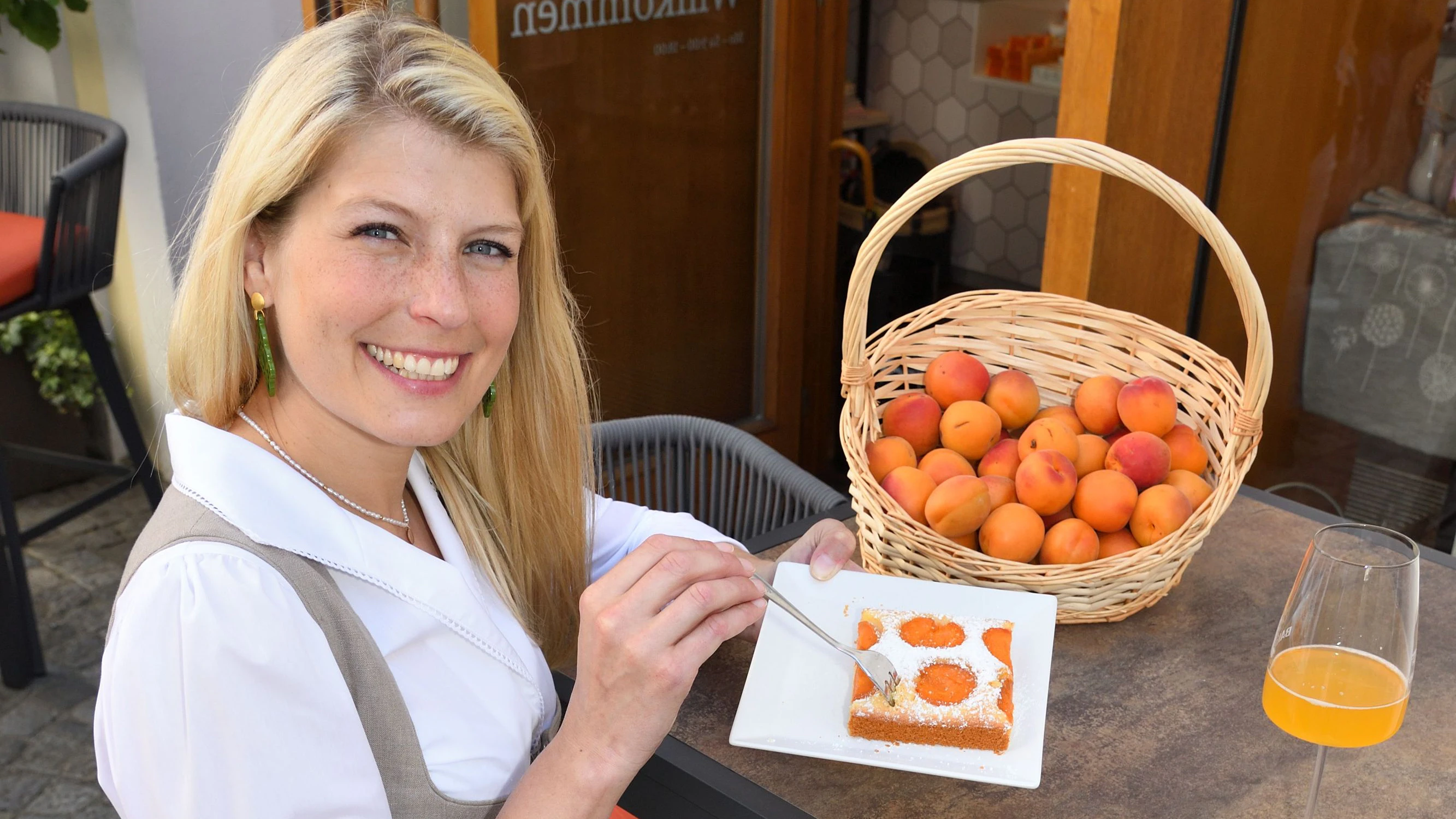 Auf die Besucher warten Marillenkuchen, Marillenknödel, Marmelade, regionale Spezialitäten, Musik, Volkstanz und Brauchtum.