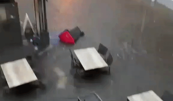 Heute.at - Land unter! Plötzlich schwimmt alles in dieser Stadt