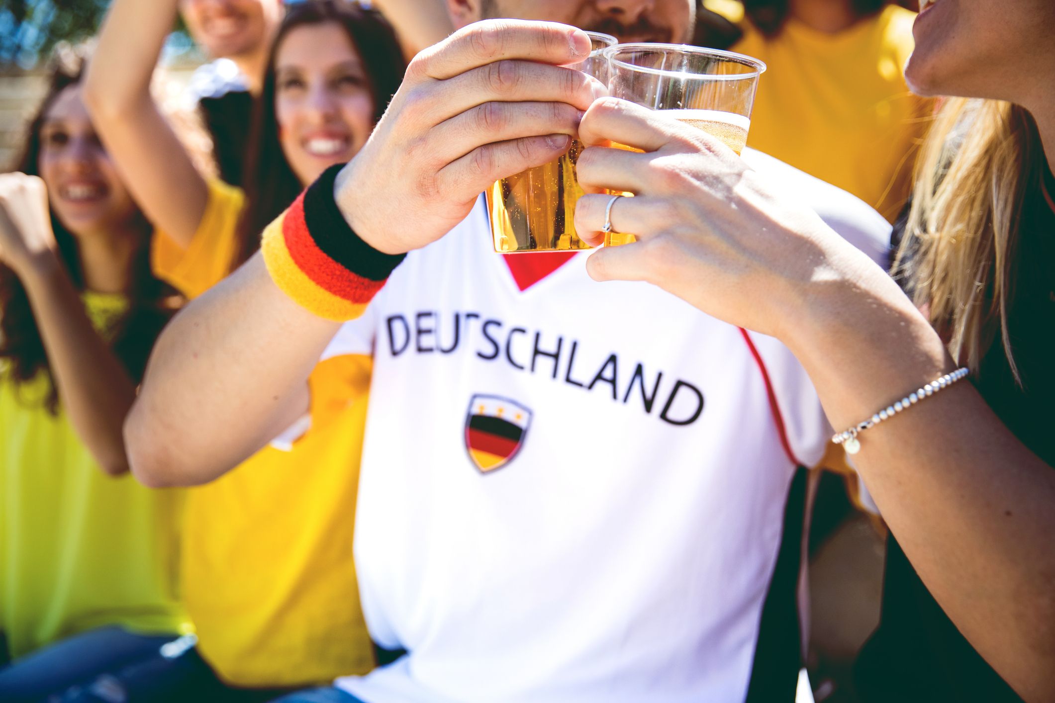 Ein deutscher Fußballfan demolierte nach dem Ausscheiden bei der WM einen Fernseher in einer Bar. 