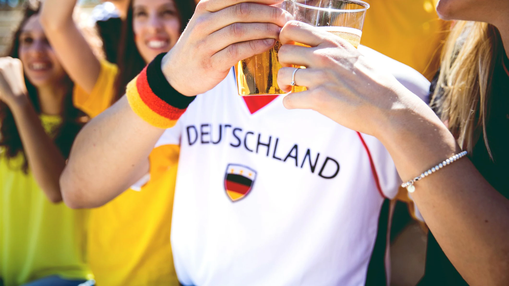 Ein deutscher Fußballfan demolierte nach dem Ausscheiden bei der WM einen Fernseher in einer Bar. 