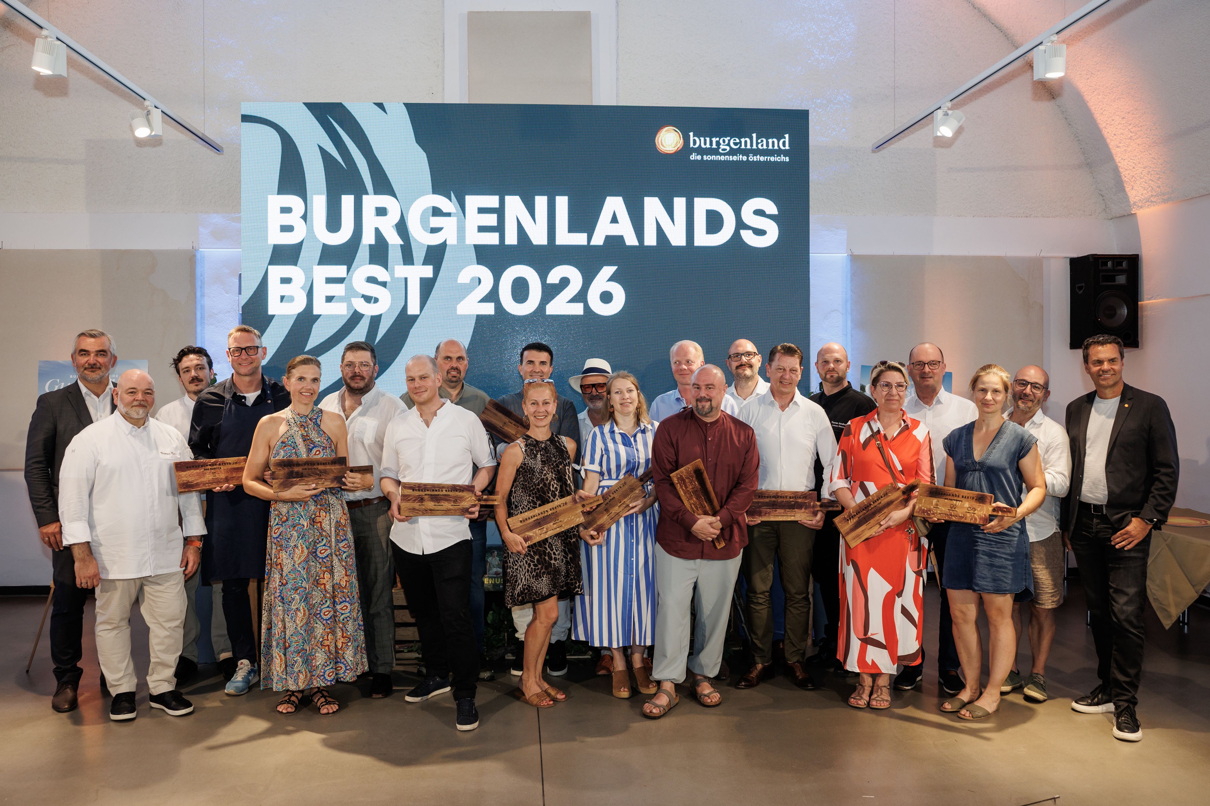 Die Vertreter:innen der ausgezeichneten Gastronomiebetriebe gemeinsam mit Landesrat Heinrich Dorner (1.v.l.) und Burgenland Tourismus-Geschäftsführer Didi Tunkel (1.v.r.).