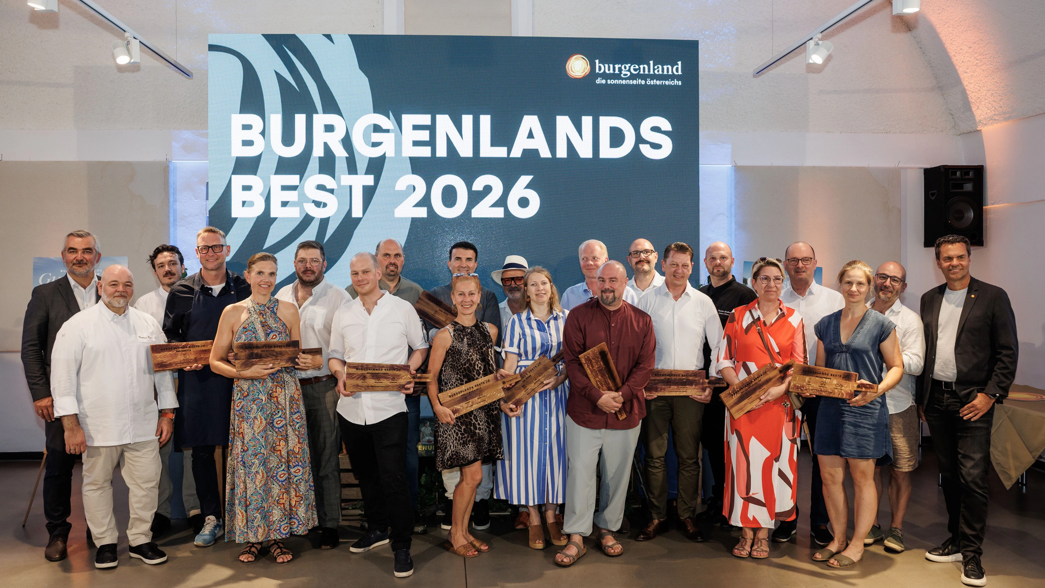 Die Vertreter:innen der ausgezeichneten Gastronomiebetriebe gemeinsam mit Landesrat Heinrich Dorner (1.v.l.) und Burgenland Tourismus-Geschäftsführer Didi Tunkel (1.v.r.).