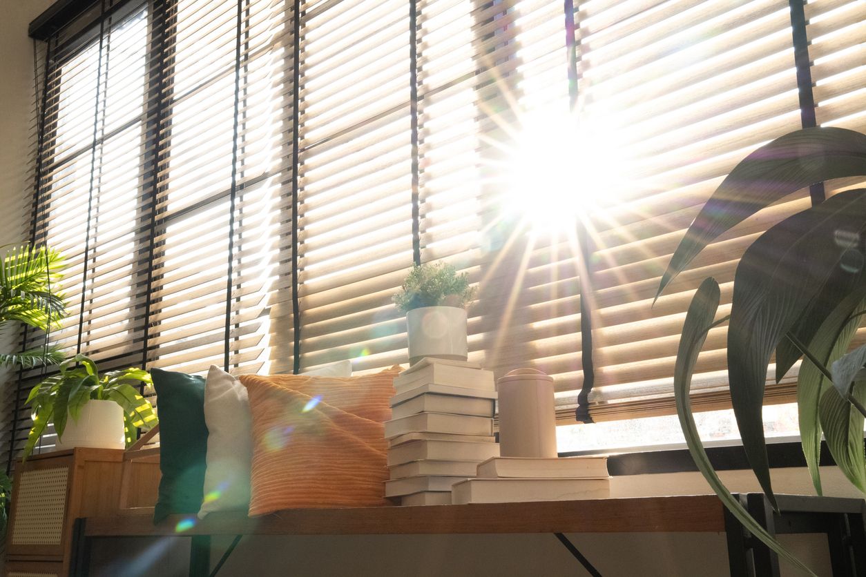 Es ist sinnvoll, Fenster und Außenjalousien bereits zu schließen, bevor die Sonne direkt darauf trifft.