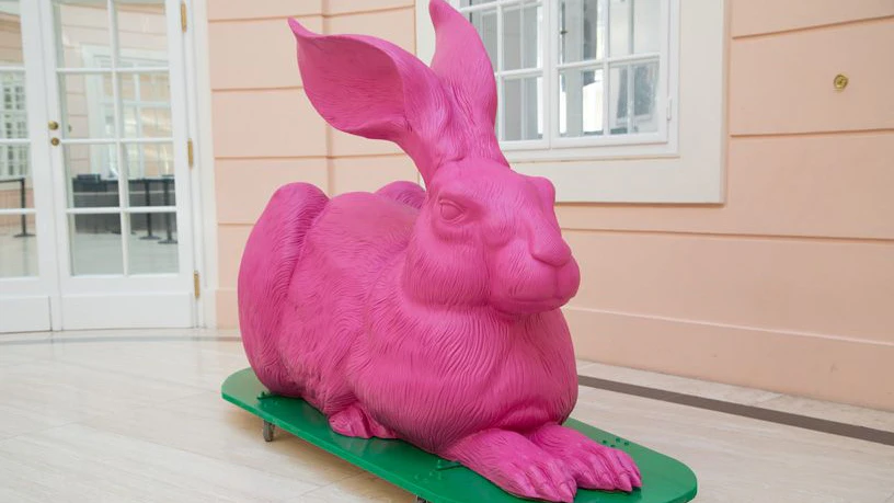 Heute.at - Gigantischer Dürer-Hase landet am Dach der Albertina