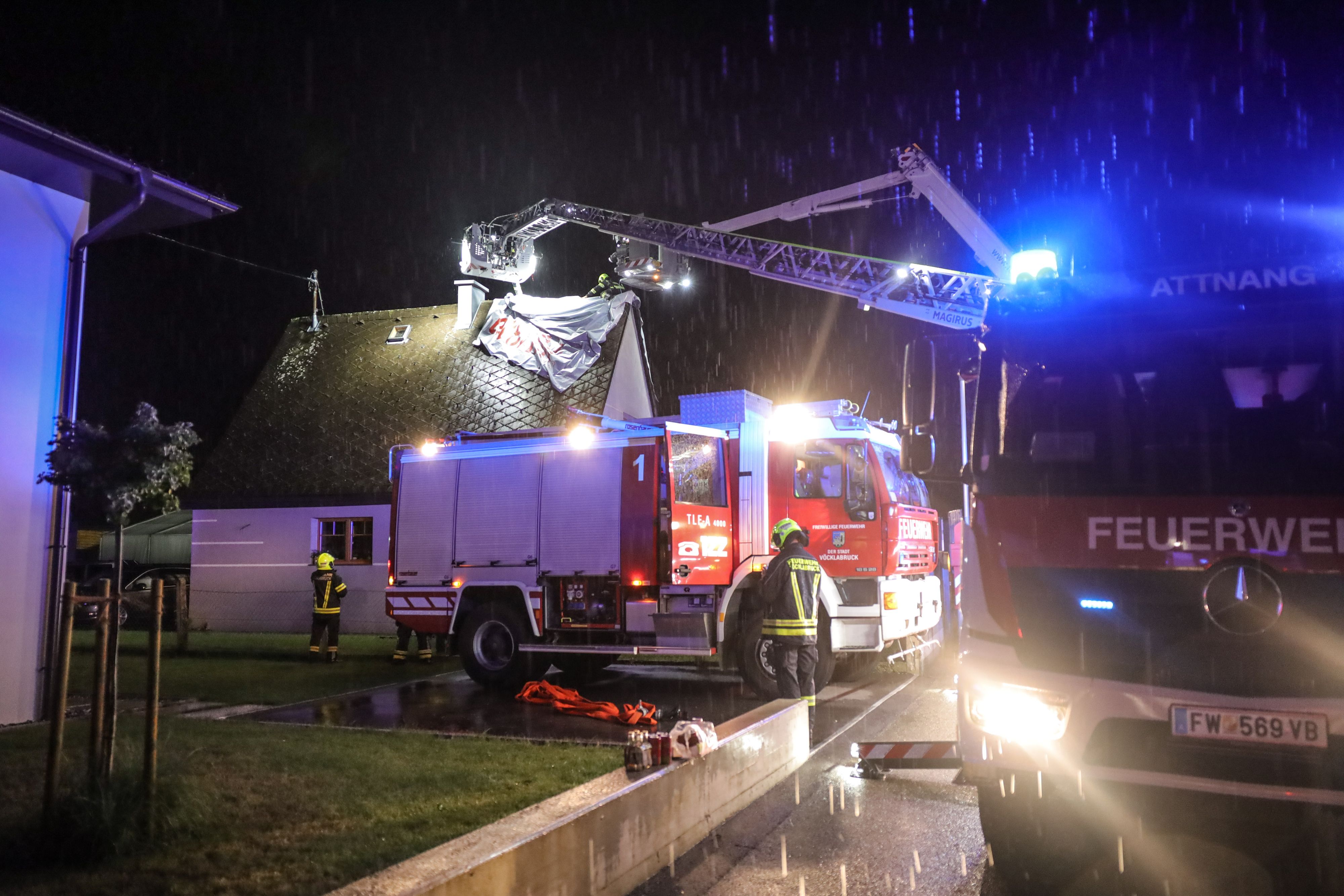 Nach einem Blitzeinschlag musste die Feuerwehr löschen und das Dach abdichten.
