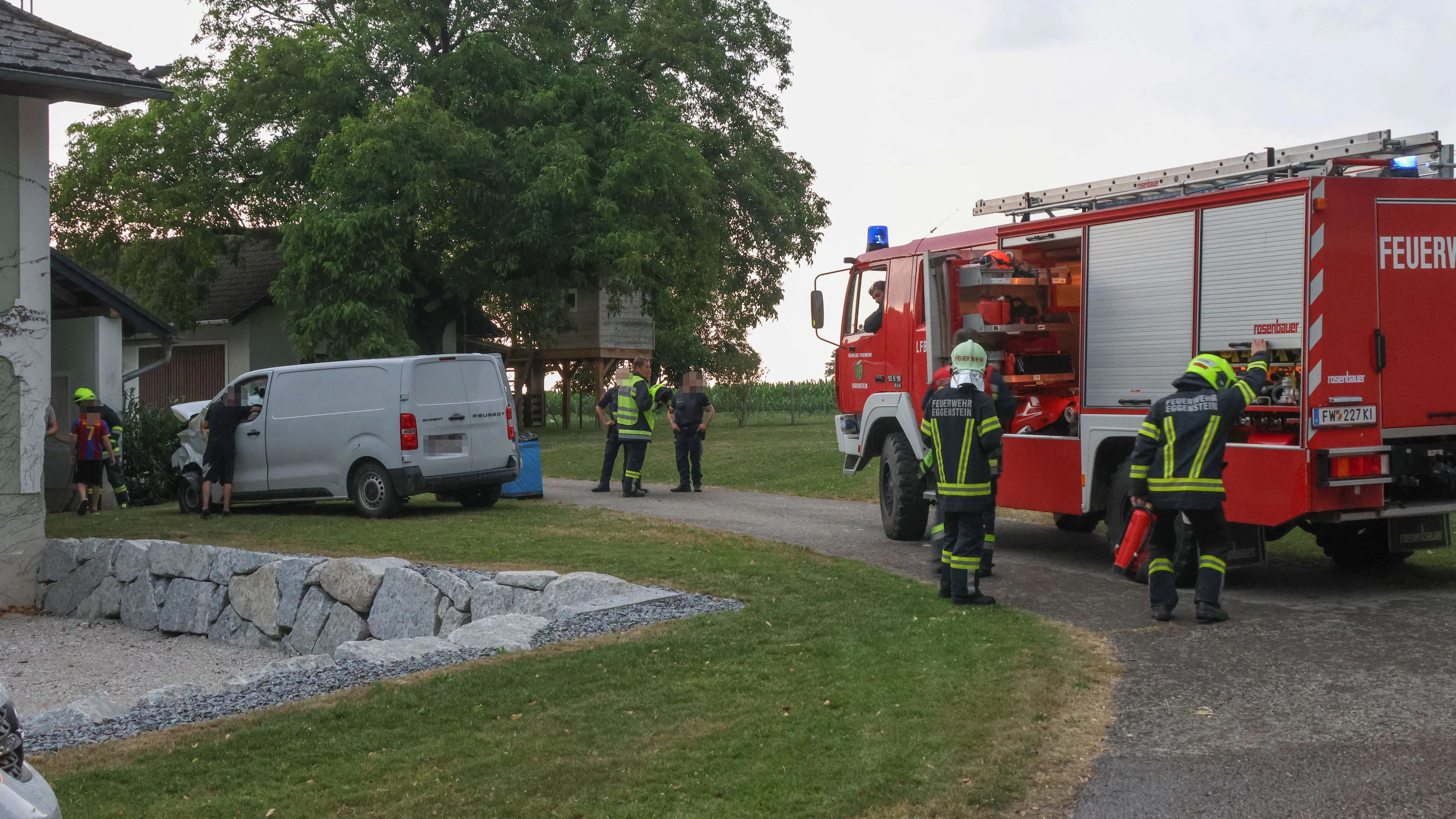 Heute.at - Paketwagen touchiert Baum und kracht gegen Garagenmauer