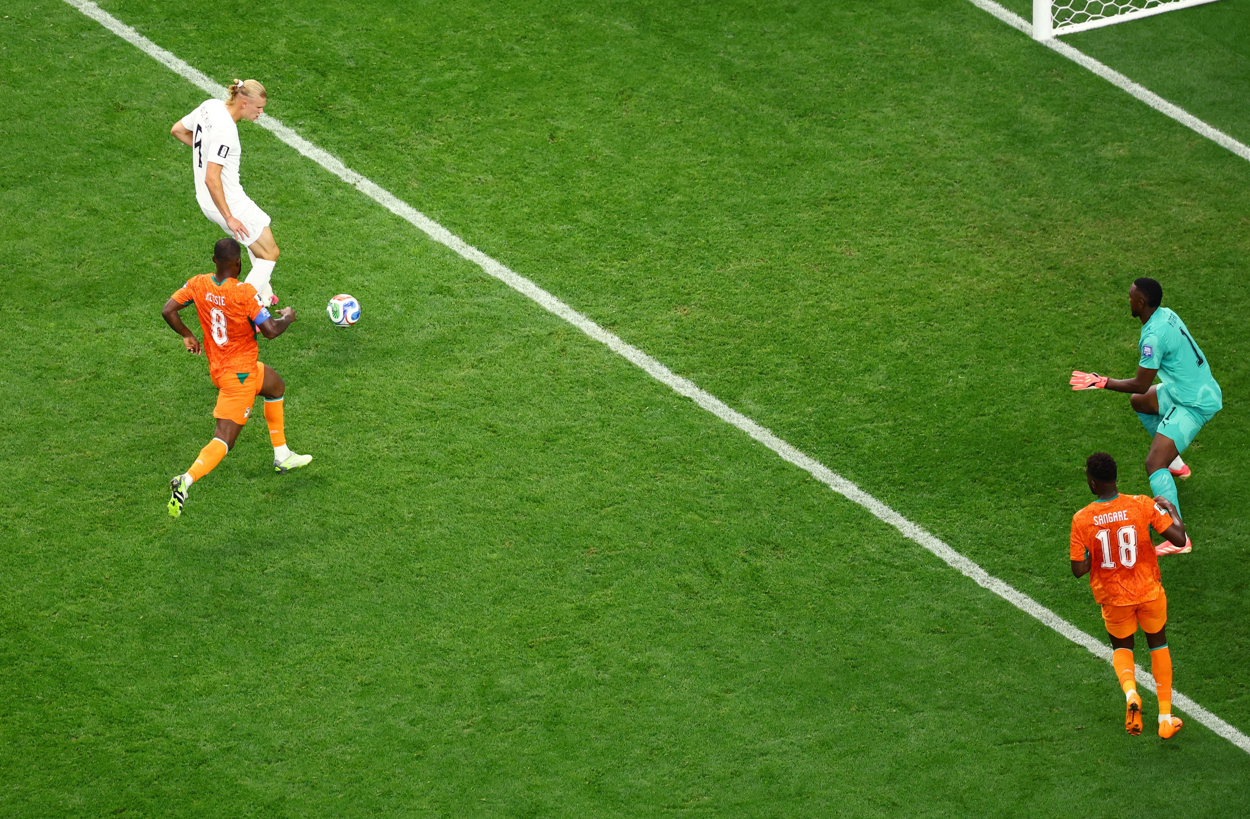 Fußball-Star Erling Haaland schießt seine Norweger ins Achtelfinale. 
