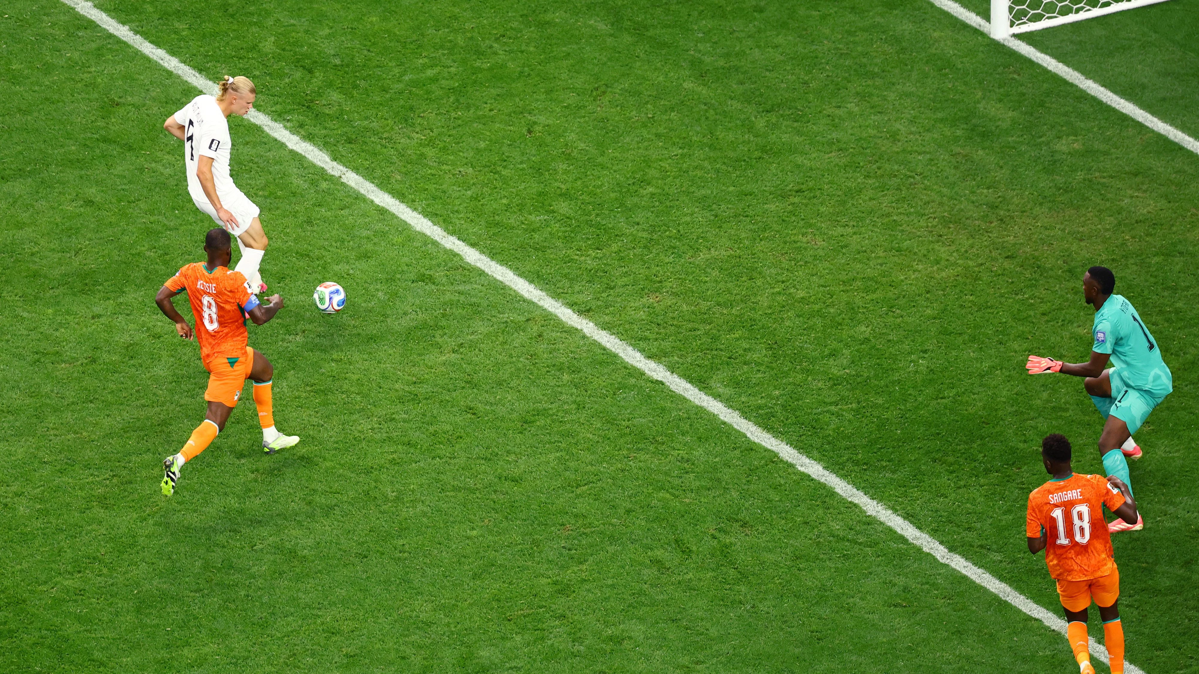 Fußball-Star Erling Haaland schießt seine Norweger ins Achtelfinale. 
