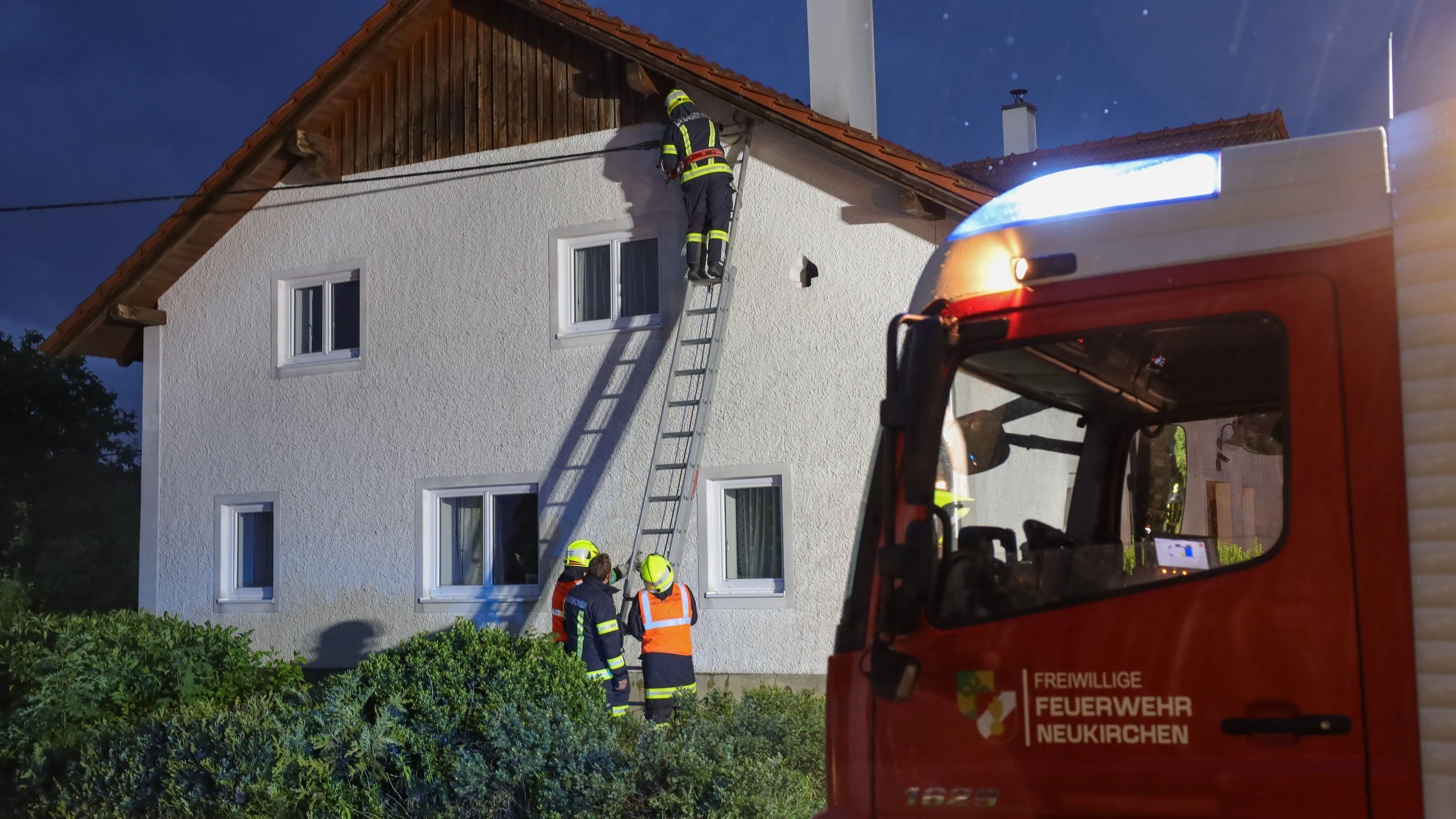 Heute.at - Plötzlich Funken an Hausfassade – Feuerwehr rückt aus