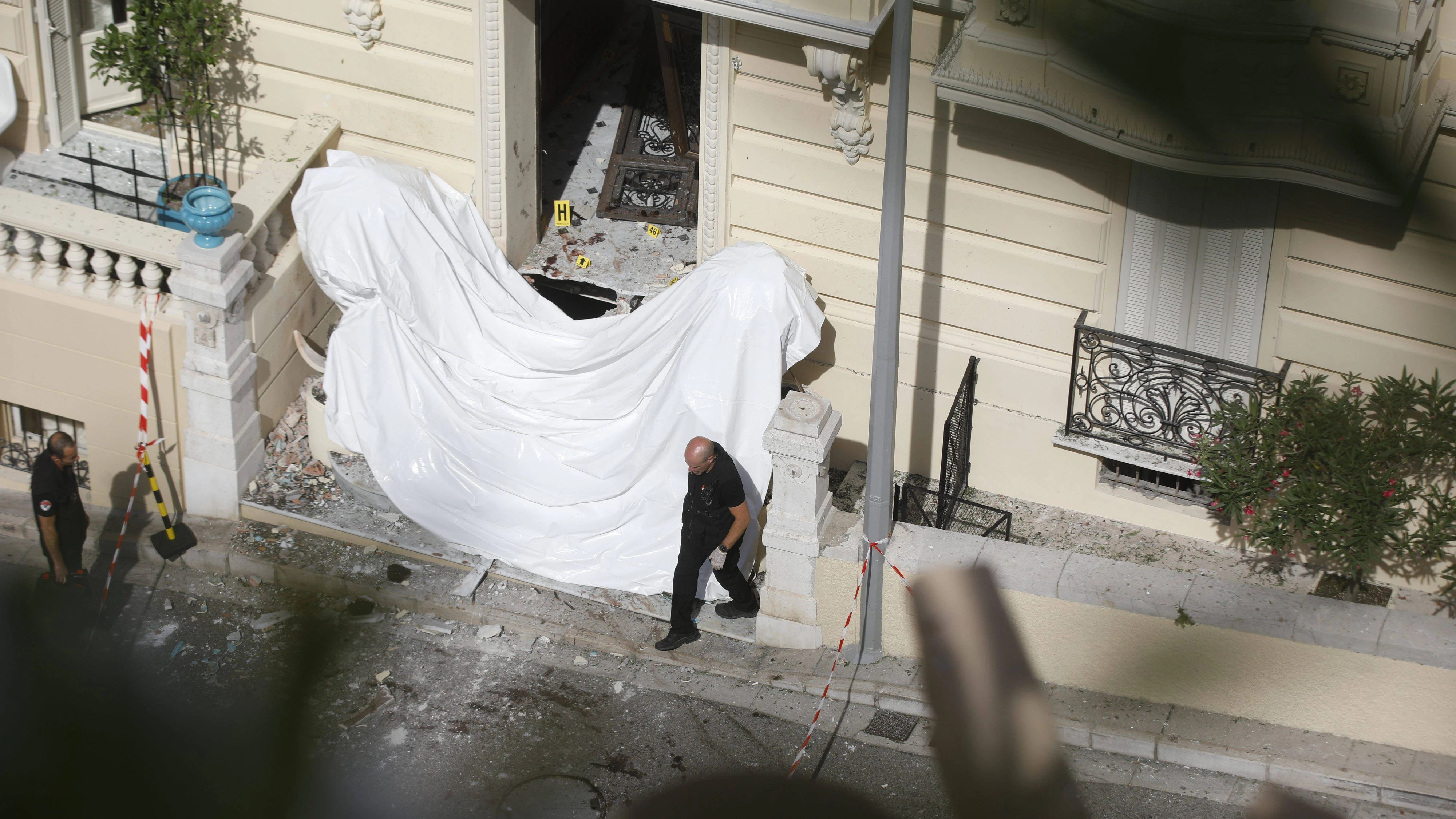 Explosion ofof criminal origin in Monaco PHOTOPQR NICE MATIN OTTONELLO Jean Francois Monaco June 30, 2026 ATTACK EXPLOSION MONACO A bomb planted in the lobby of a building in Monaco injured three people, including a Ukrainian oligarch, on Monday, June 29, 2026. A suspect is still being actively sought in the aftermath of the incident. MONACO EXPLOSION Three people were injuredtwo seriouslyin Monaco on Monday evening following an explosion in a residential building near the French border. Authorities are pointing to a possible malicious act. Monaco, France PUBLICATIONxNOTxINxFRAxBELxSUIxUK Copyright: xPHOTOPQR/NICExMATIN/MAXPPPxOTTONELLOxJean-Francoisx 20260630NIM5313 20260630NIM5368