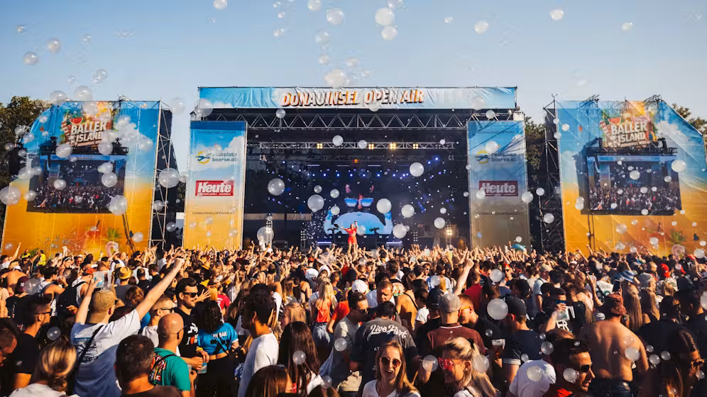 Von 80er, 90er, 2000er bis hin zu Top-Konzerten von Rita Ora & Roxette ist am Donauinsel Open Air für jeden Geschmack etwas dabei.