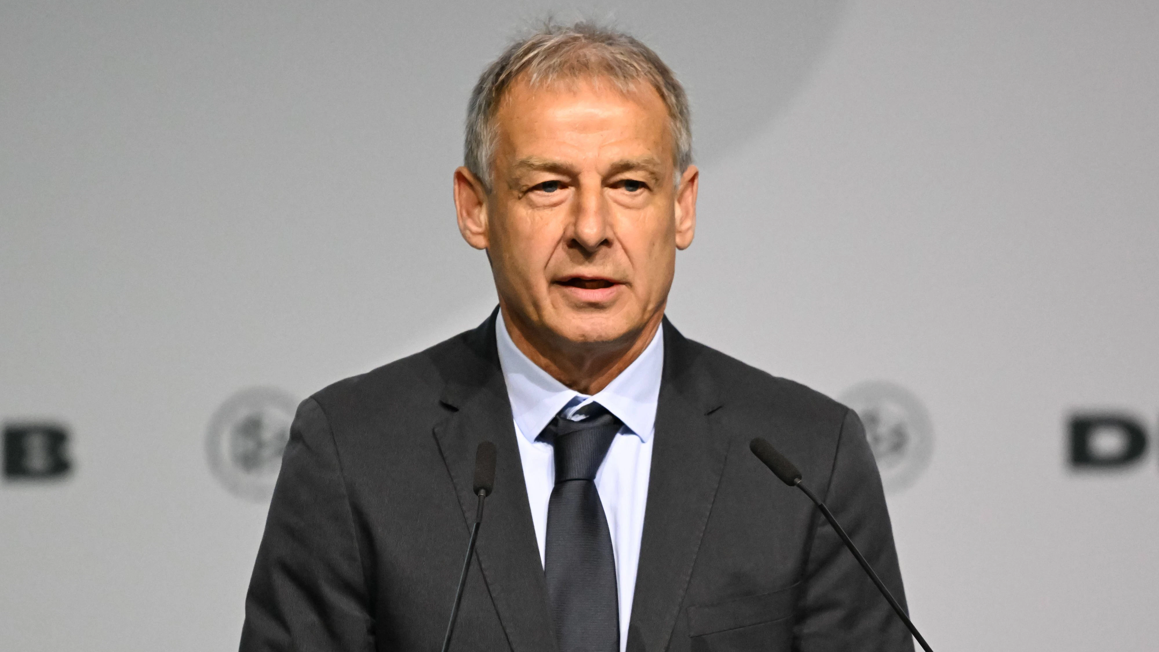 07.11.2025, xsltx, Fussball DFB Medientermine, DFB-Bundestag v.l. Jürgen Klinsmann Ehrenspielfühgrer des DFB hielt die Laudation für Bernhard Dietz Kapitän der Europameistermannschaft von 1980, der im Rahmen des Bundestags ebenfalls zum Ehrenspielführer ernannt wurde DFL/DFB REGULATIONS PROHIBIT ANY USE OF PHOTOGRAPHS as IMAGE SEQUENCES and/or QUASI-VIDEO *** 07 11 2025, xsltx, Fußball DFB Medientermine, DFB Bundestag v l Jürgen Klinsmann Ehrenspielfühgrer des DFB held the laudation for Bernhard Dietz captain of the 1980 European Championship team , who was also named honorary captain at the Bundestag DFL DFB REGULATIONS PROHIBIT ANY USE OF PHOTOGRAPHS as IMAGE SEQUENCES and or QUASI VIDEO